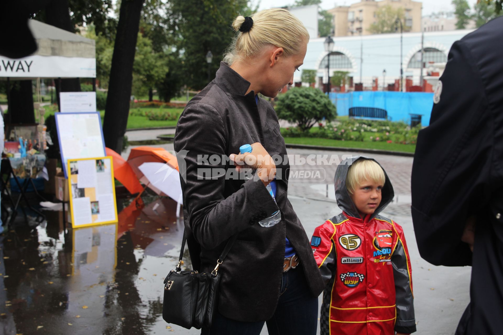 В московском саду `Эрмитаж` прошел веселый праздник для детей и взрослых `Здравствуй, школа, новый год!`, организованный телеведущей Татьяной Лазаревой. На снимке: супруга кандидата на выборах мэра Москвы 2013, блогера Алексея Навального Юлия Навальная с сыномсыном Захаром.