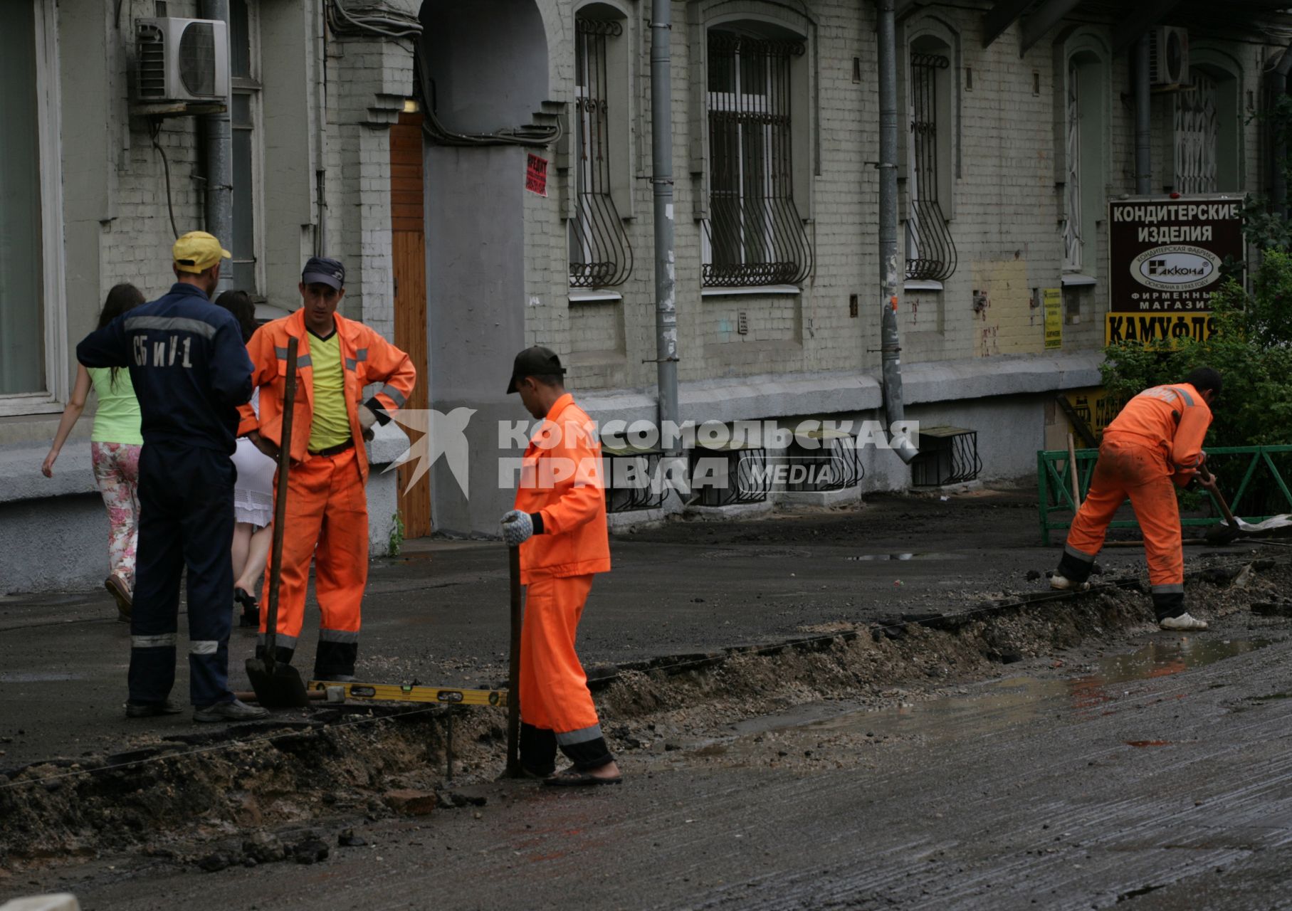 Дорожно-ремонтные работы. На снимке: рабочие копают траншею.