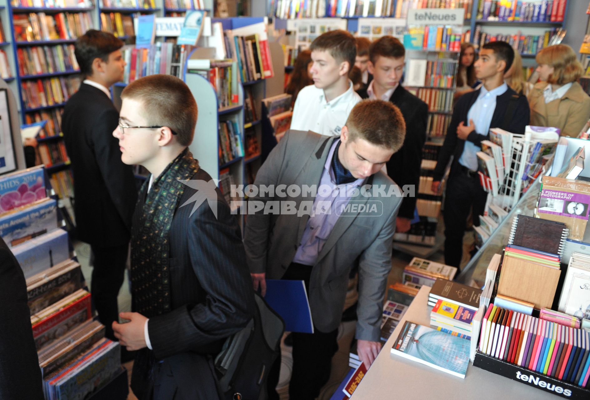 Университетский книжный магазин `БукВышка`. На снимке: покупатели рассматривают ассортимент книг.