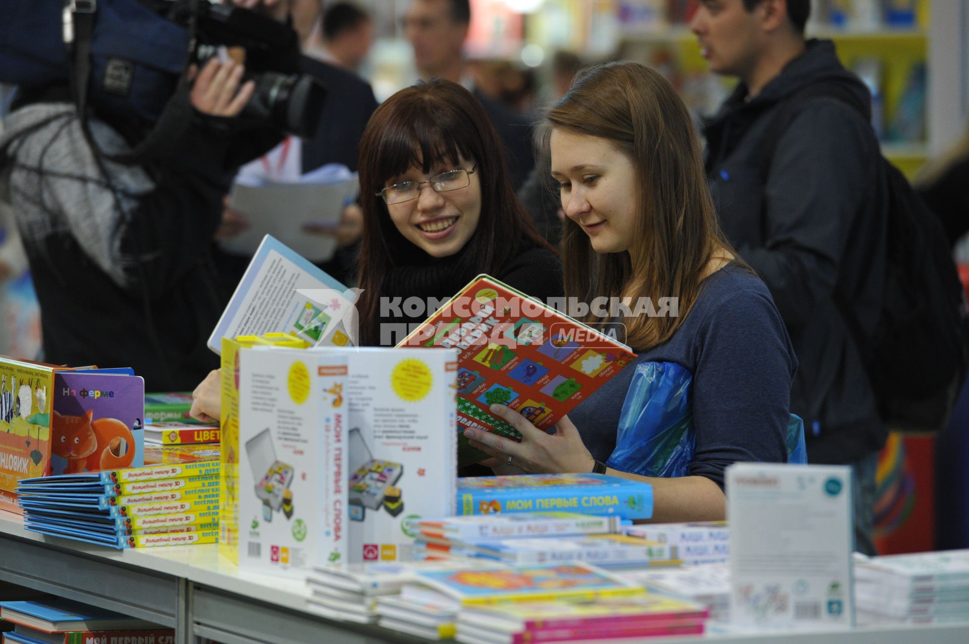 ВВЦ. 26 Московская международная книжная выставка-ярмарка. На снимке: посетители выставки рассматривают ассртимент книг.