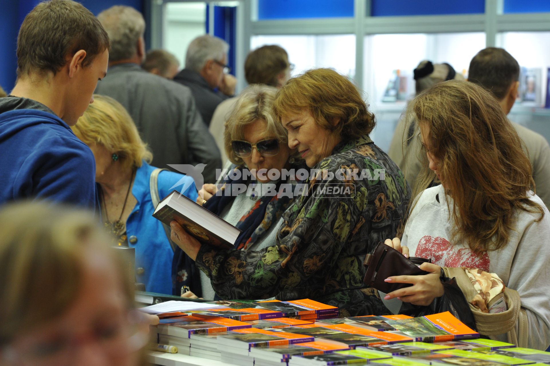 ВВЦ. 26 Московская международная книжная выставка-ярмарка. На снимке: посетители выставки рассматривают ассртимент книг.