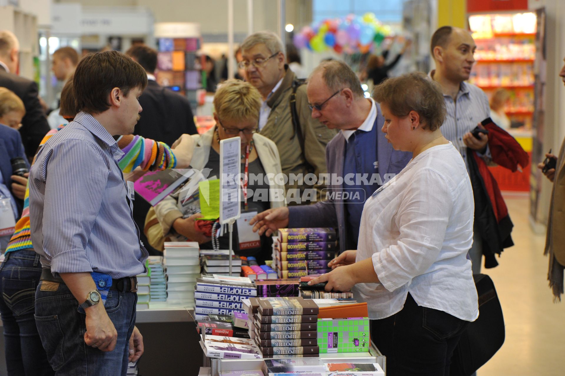 ВВЦ. 26 Московская международная книжная выставка-ярмарка. На снимке: посетители выставки рассматривают ассртимент книг.