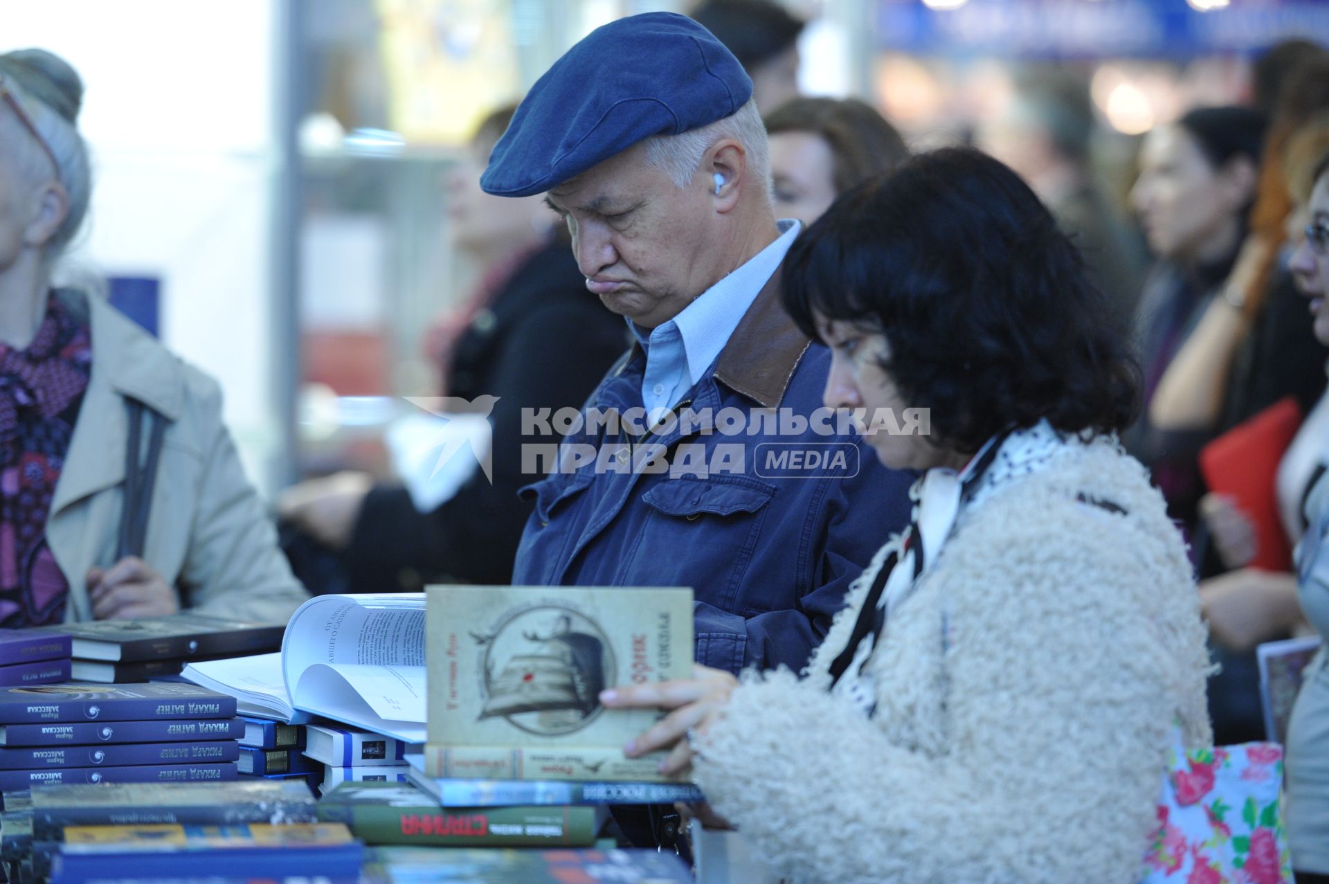 ВВЦ. 26 Московская международная книжная выставка-ярмарка. На снимке: посетители выставки рассматривают ассртимент книг.