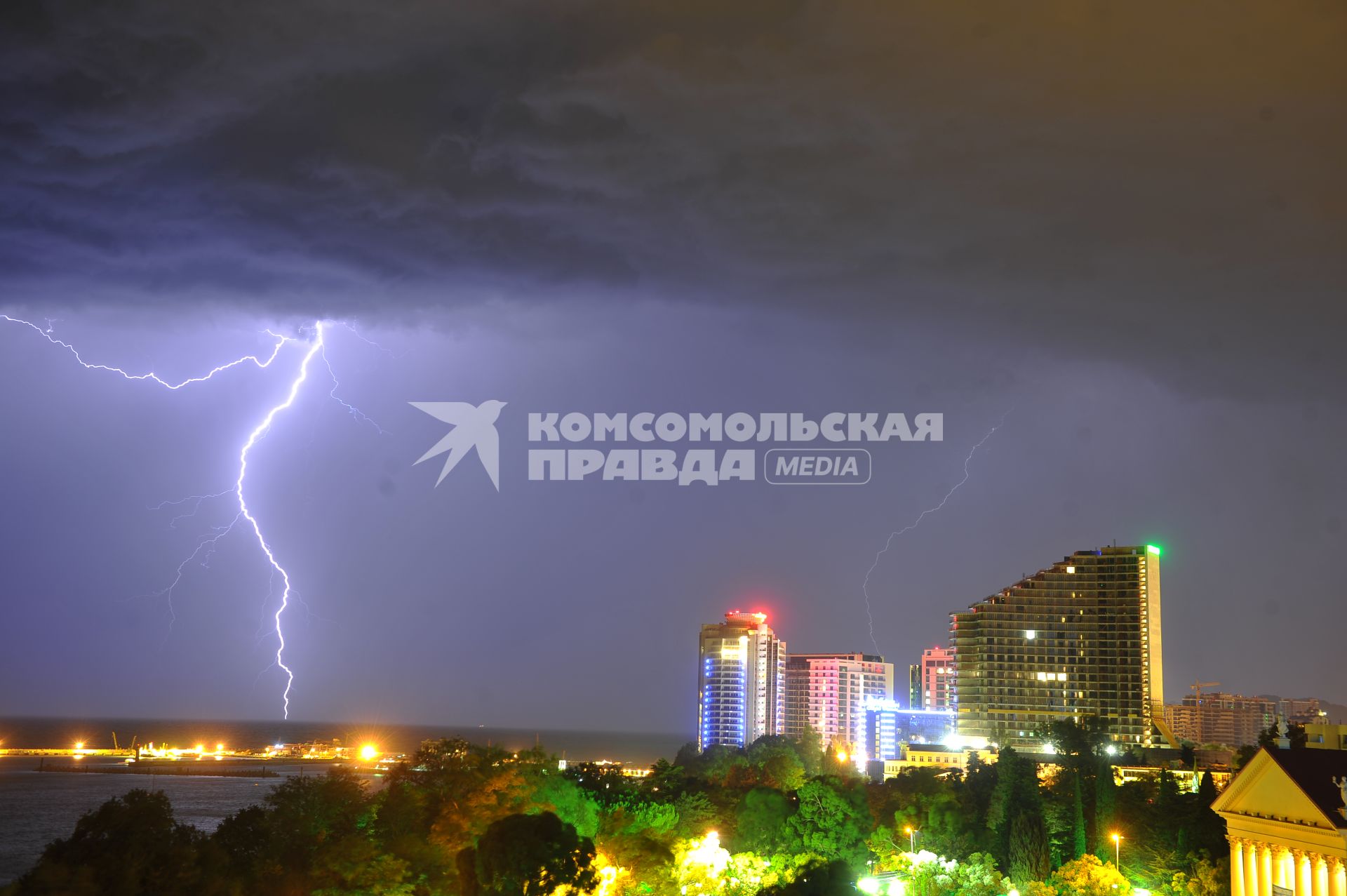 Виды Сочи. Ночная набережная. На снимке: гроза над городом.