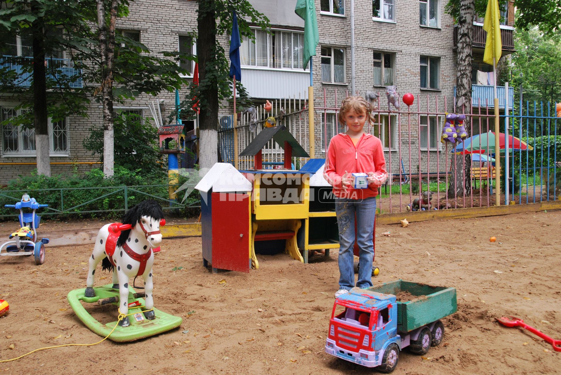 Девочка на детской площадке.