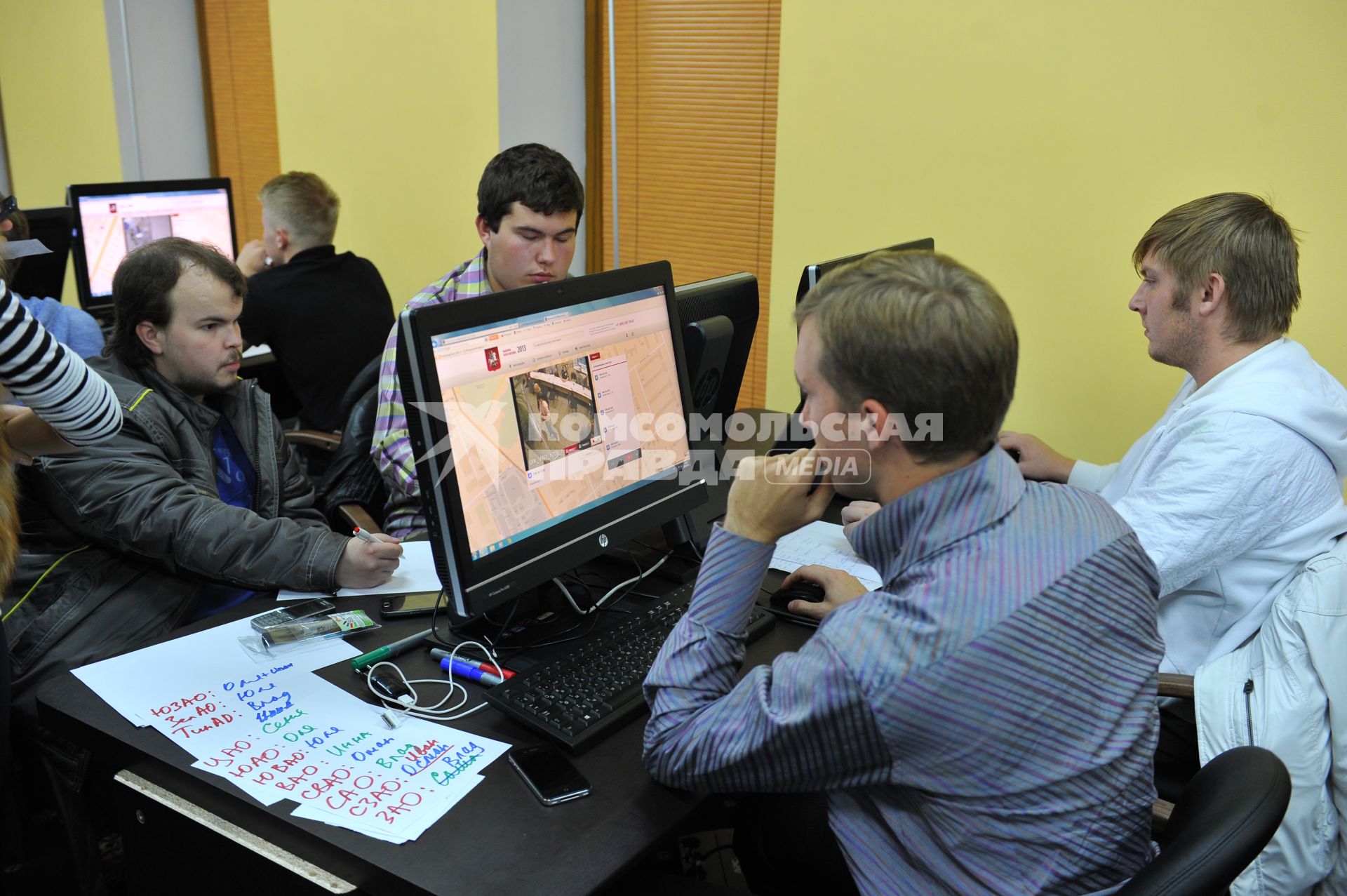 Выборы мэра Москвы 2013. На снимке: волонтеры сотрудники предвыборного штаба кандидата на должность мэра Москвы врио мэра Москвы Сергея Собянина следят за ходом голосования через веб-камеры на избирательных участках.