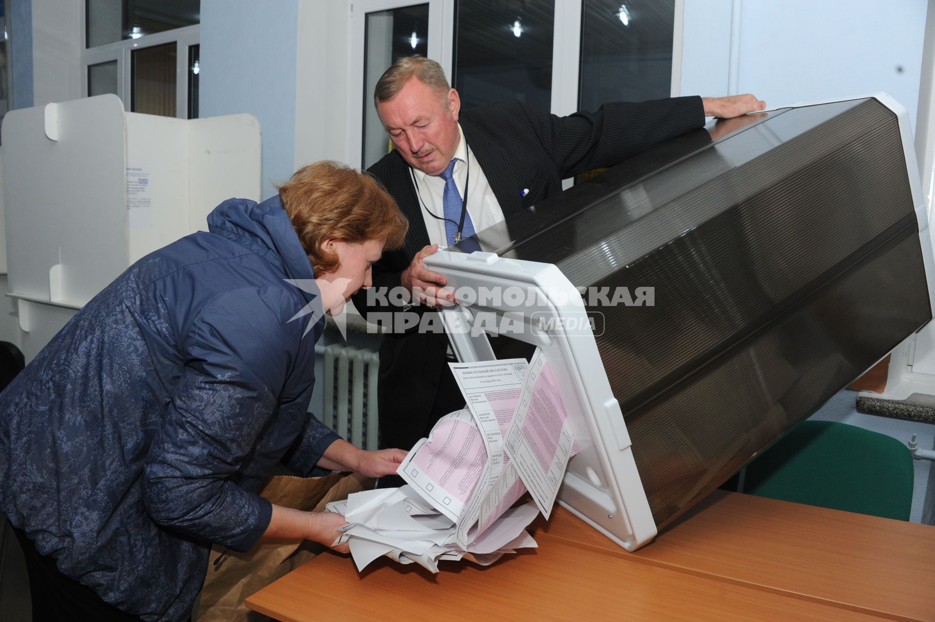 Выборы мэра Москвы 2013. Избирательный участок № 182. На снимке: сотрудники избирательной комиссии открыли урну с бюллетенями.