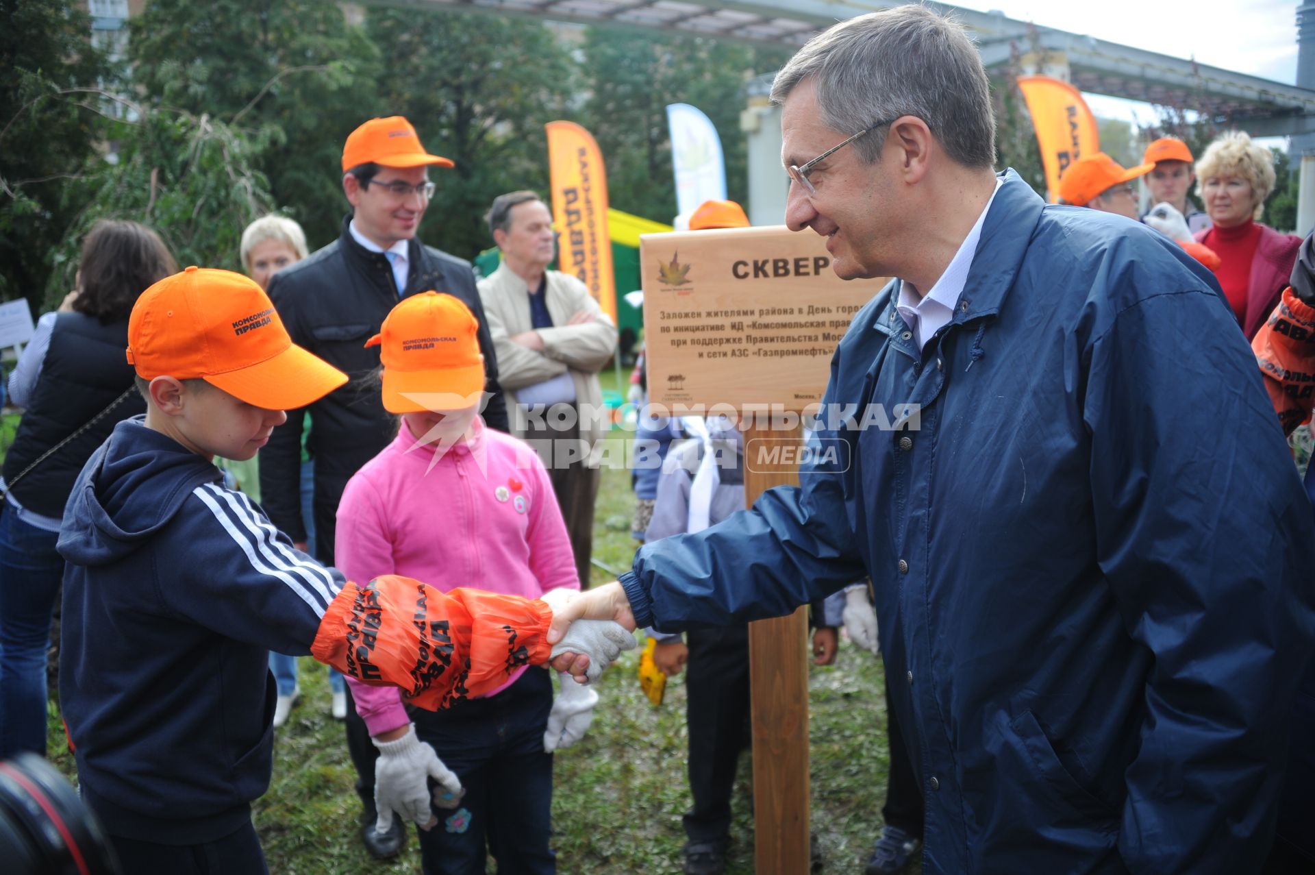 Акция газеты `Комсомольская правда` `Сделай Москву парком!`. Посадка деревьев в сквере на улице Академика Королева д.4Б. На снимке: префект СВАО Валерий Виноградов.