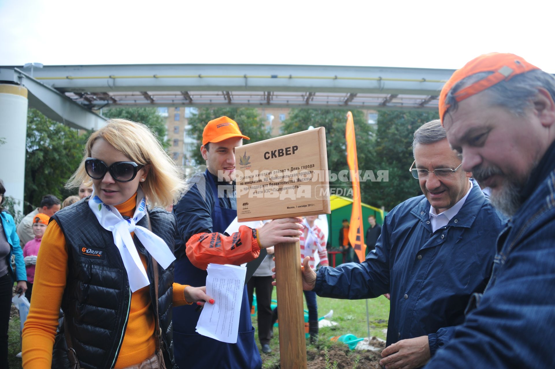 Акция газеты `Комсомольская правда` `Сделай Москву парком!`. Посадка деревьев в сквере на улице Академика Королева д.4Б. На снимке: префект СВАО Валерий Виноградов (второй справа).