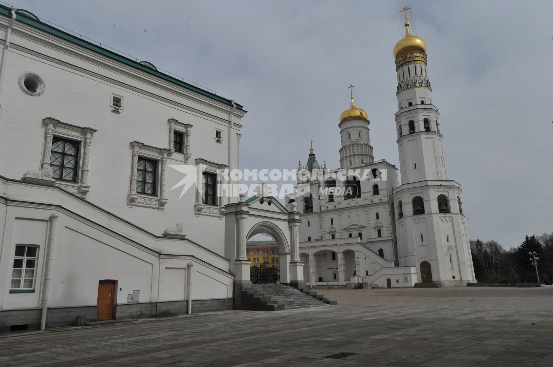 Виды Москвы. Соборная площадь Московского Кремля. На снимке: Грановитая палата (слева) и Колокольня Ивана Великого (справа).