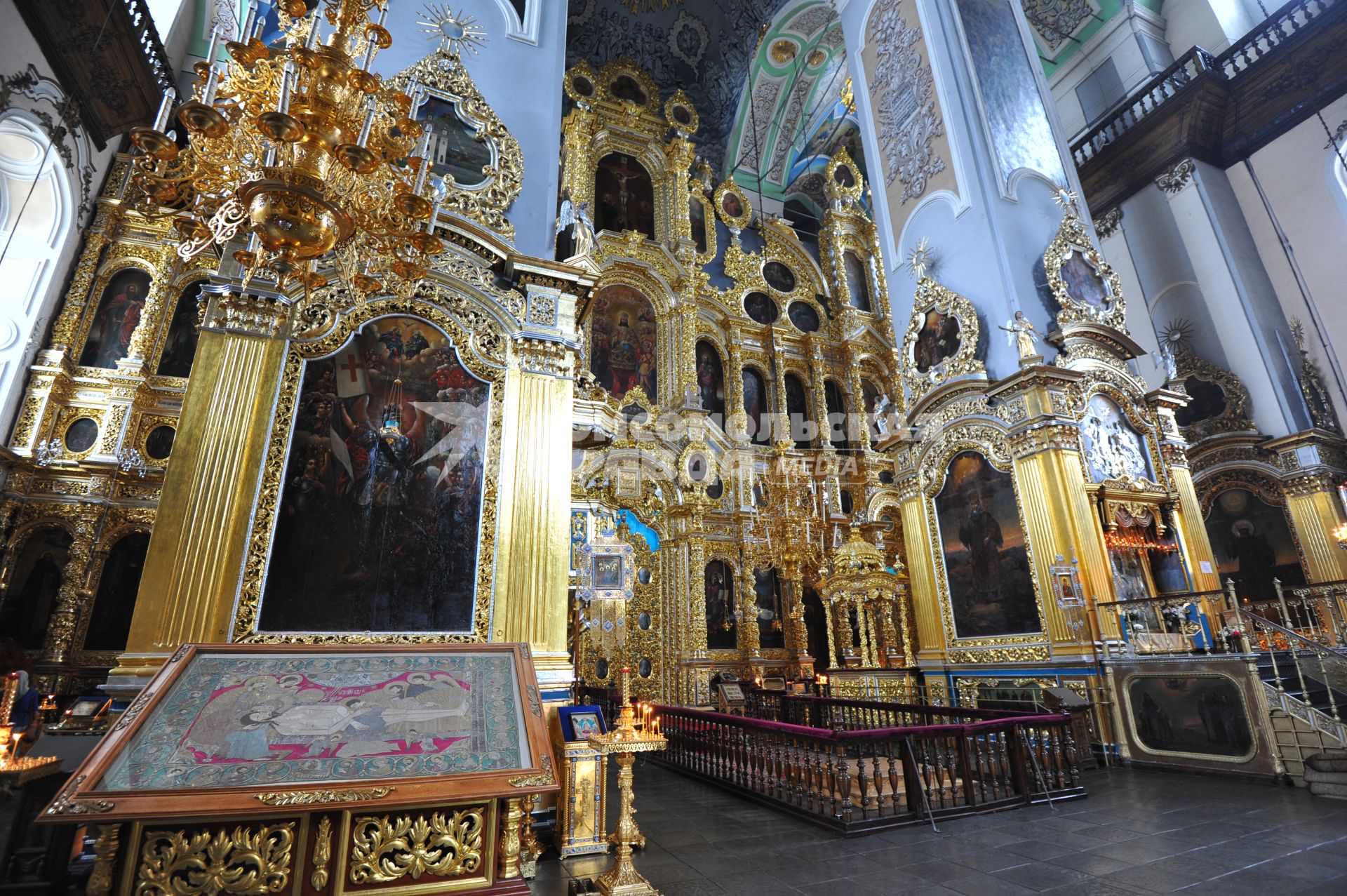 Смоленск. На снимке: Успенский кафедральный собор на Соборной горе.