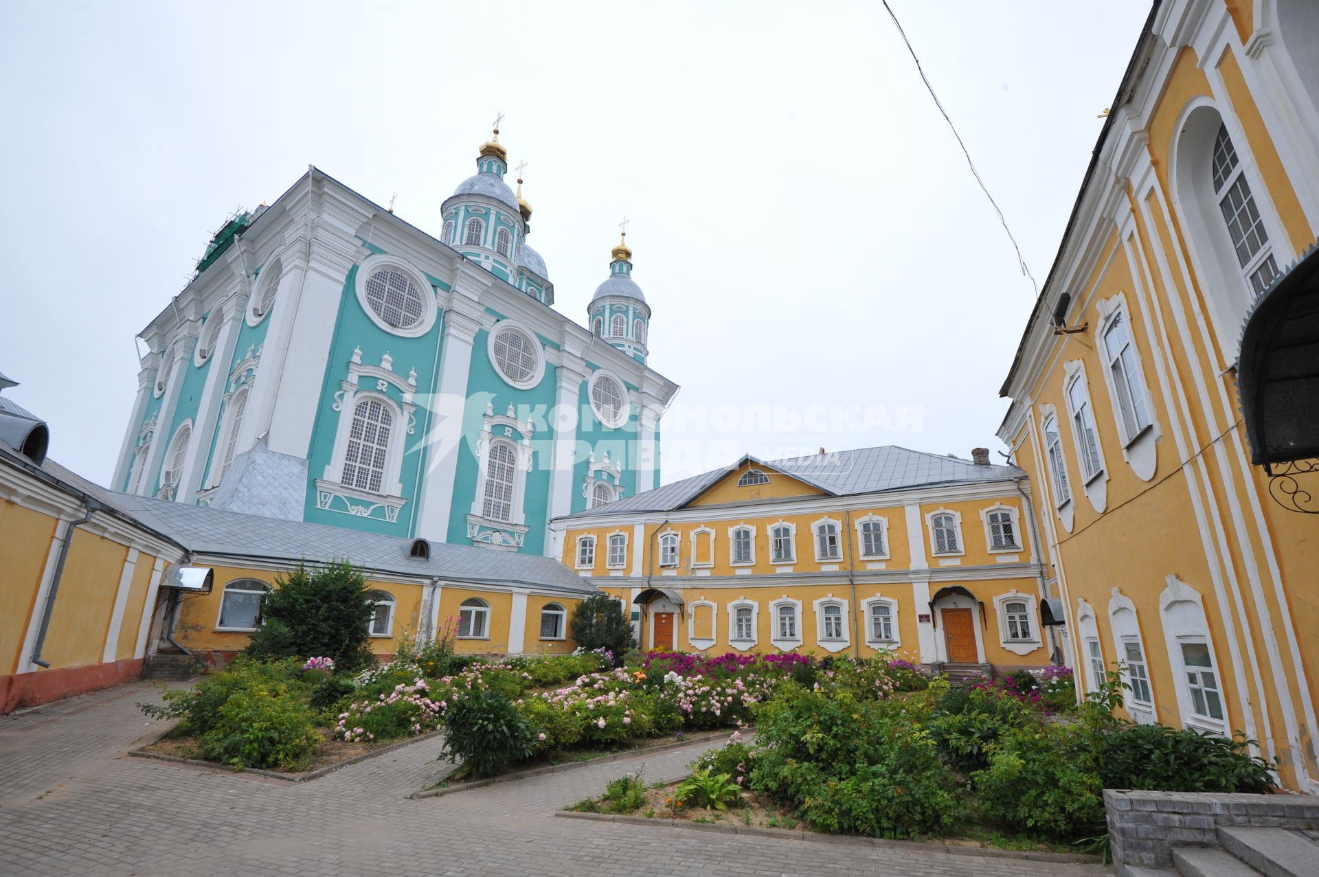 Виды Смоленска. На снимке: Успенский кафедральный собор (слева) на Соборной горе.