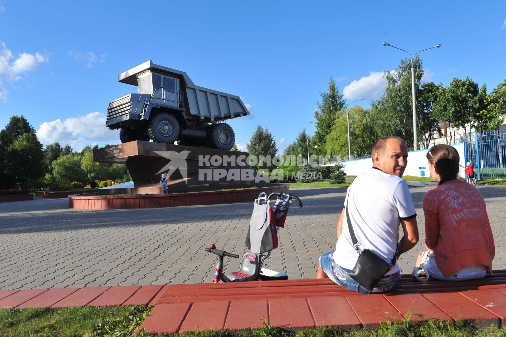 Виды Жодино. На снимке: памятник создателям карьерных самосвалов.