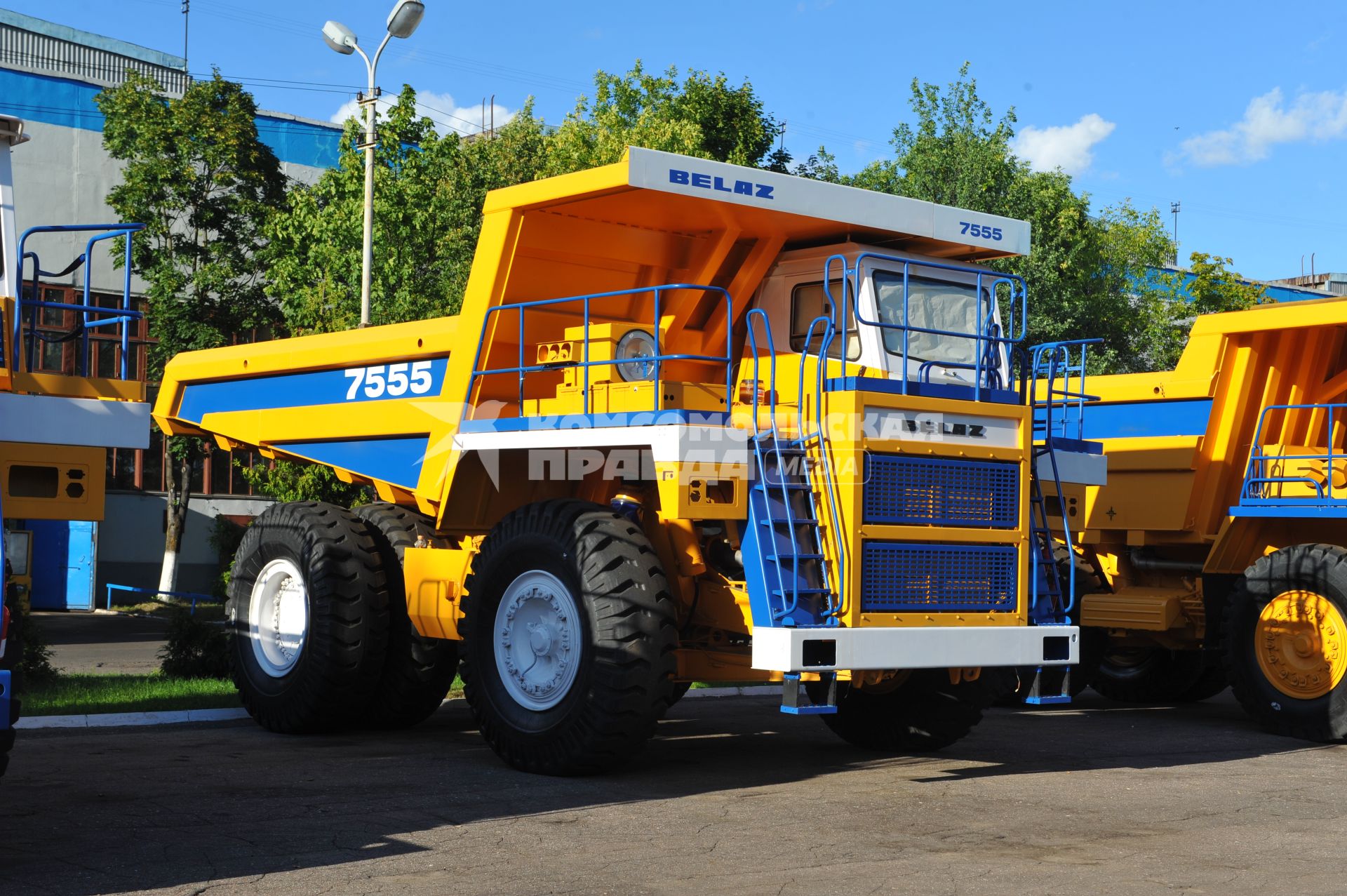 Жодино. Белорусский автомобильный завод (Белаз). На снимке: карьерный самосвал `Белаз 7555`.