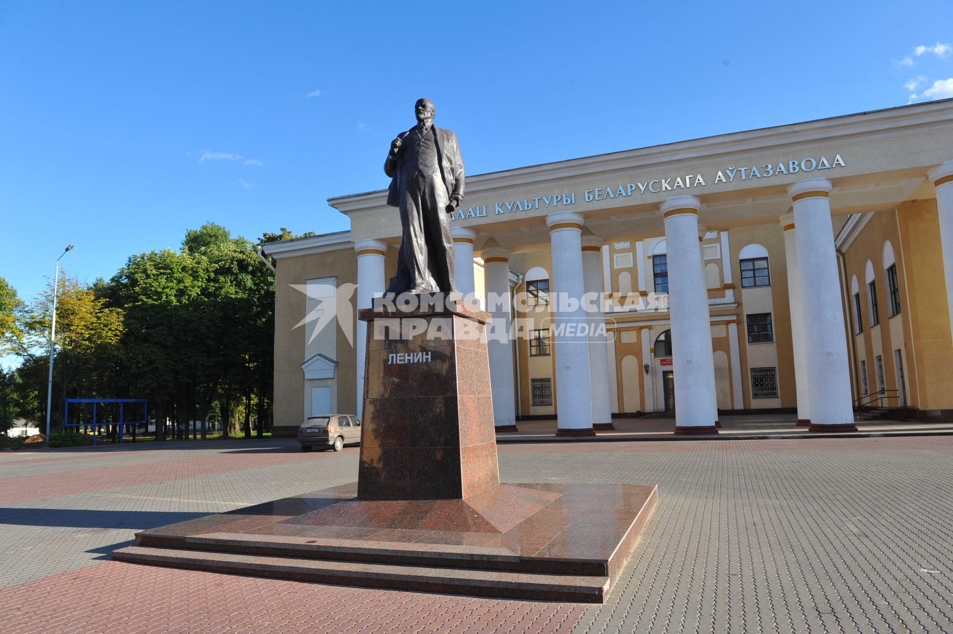 Виды Жодино. Белорусский автомобильный завод (Белаз). На снимке: дворец культуры и памятник Ленину.