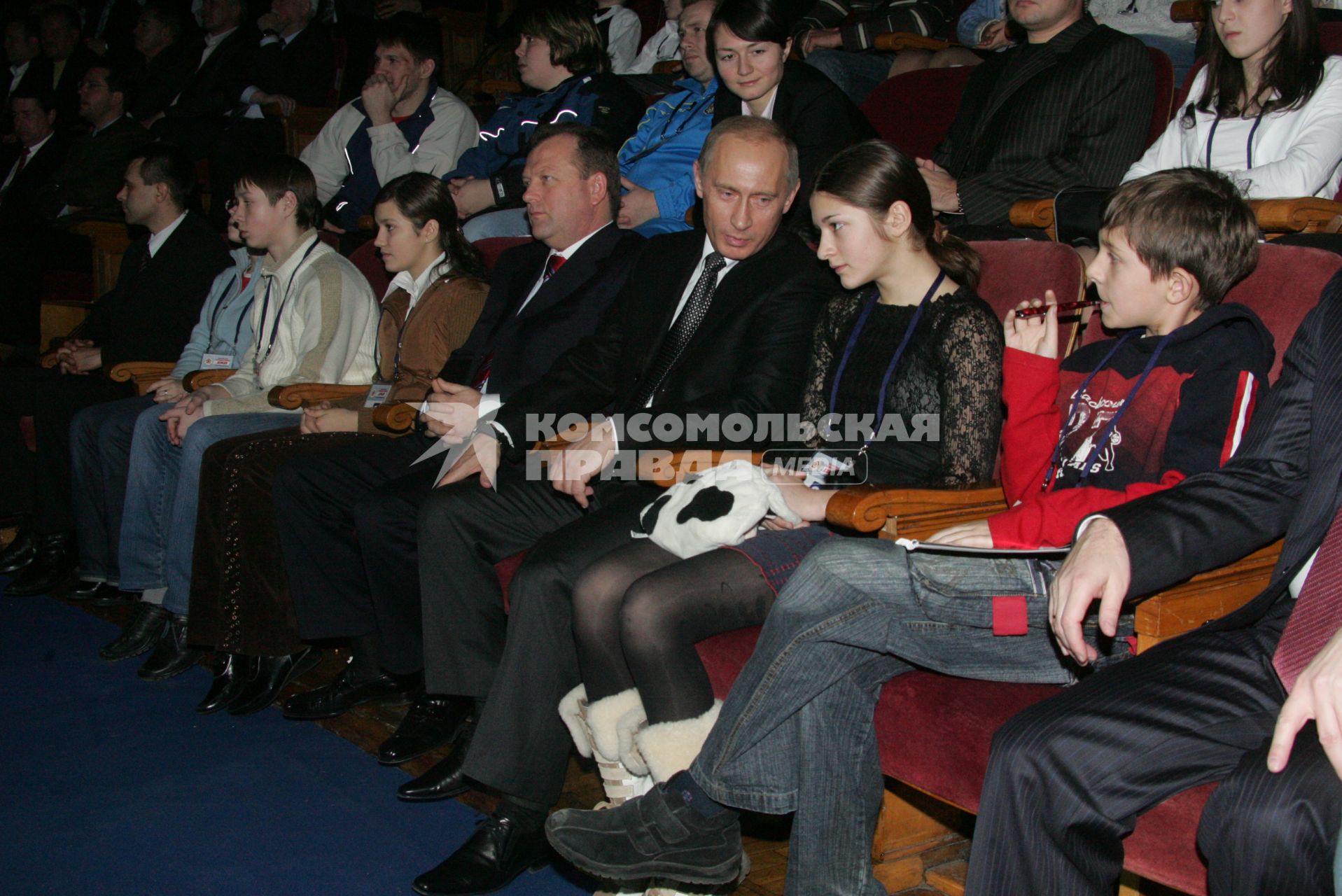 Абсолютный чемпионат Европы по дзюдо на призы президента РФ в театре Российской армии. На снимке: президент Европейского союза дзюдо Мариус Визер (в центре) и президент РФ Владимир Путин.