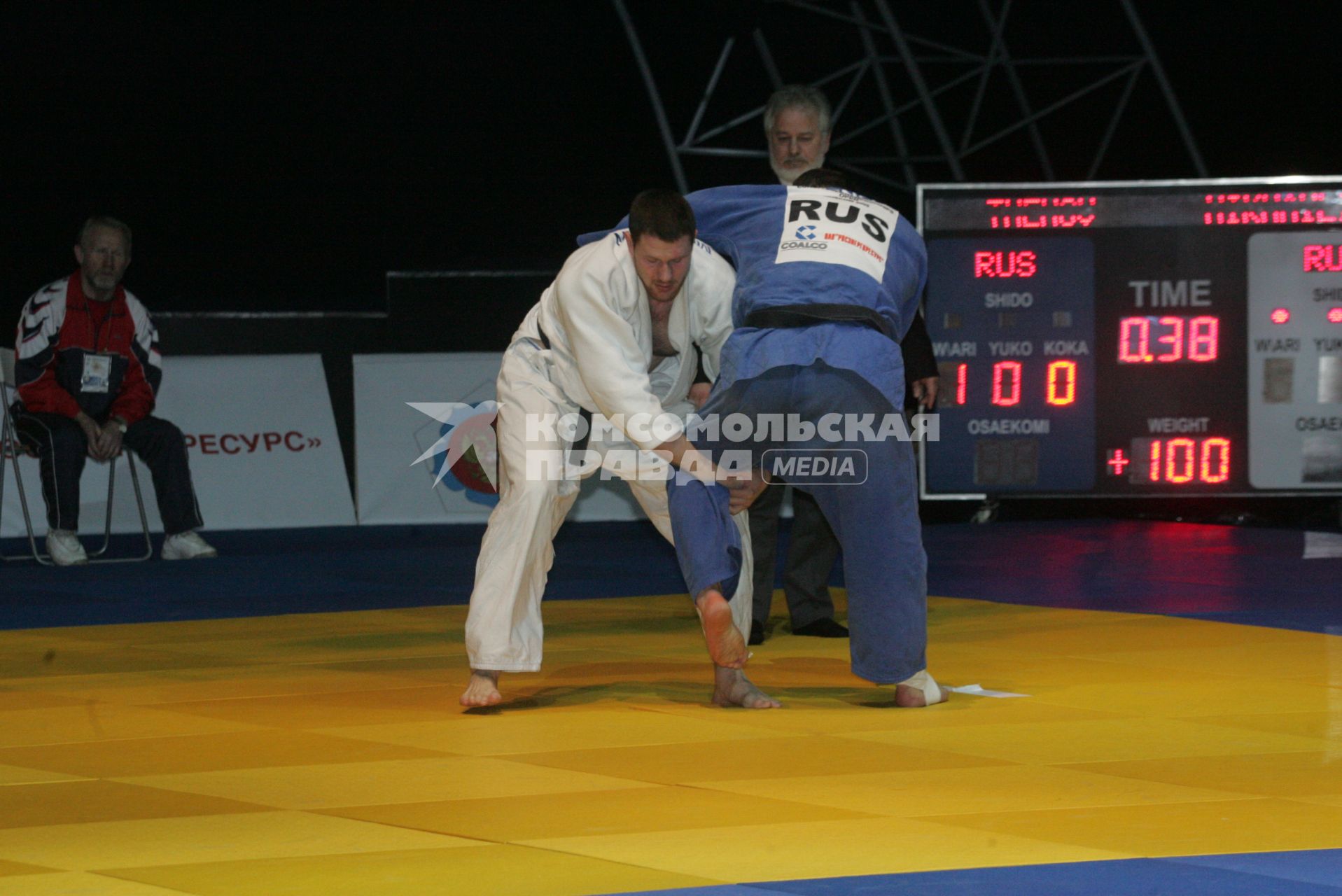 Абсолютный чемпионат Европы по дзюдо на призы президента РФ в театре Российской армии. На снимке: дзюдоисты Александр Михайлин (слева) и Тамерлан Тменов.