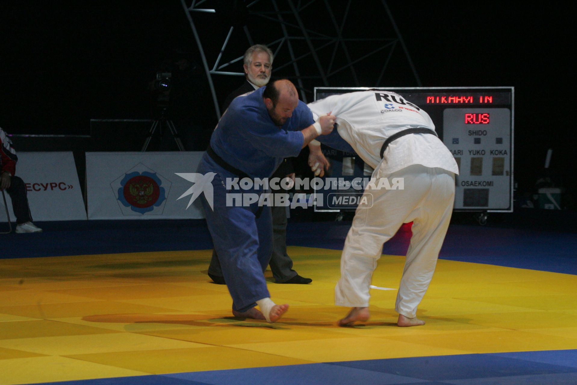 Абсолютный чемпионат Европы по дзюдо на призы президента РФ в театре Российской армии. На снимке: дзюдоисты Тамерлан Тменов (слева) и Александр Михайлин.