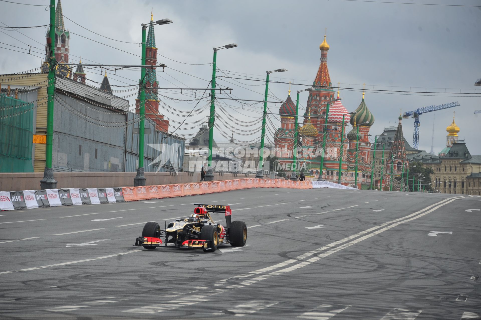 Автоспортивное шоу Moscow City Racing 2013. Гонки вокруг Кремля. На снимке: гонщик команды Lotus в классе `Формула 1` Давиде Вальсекки (Davide Valsecchi).