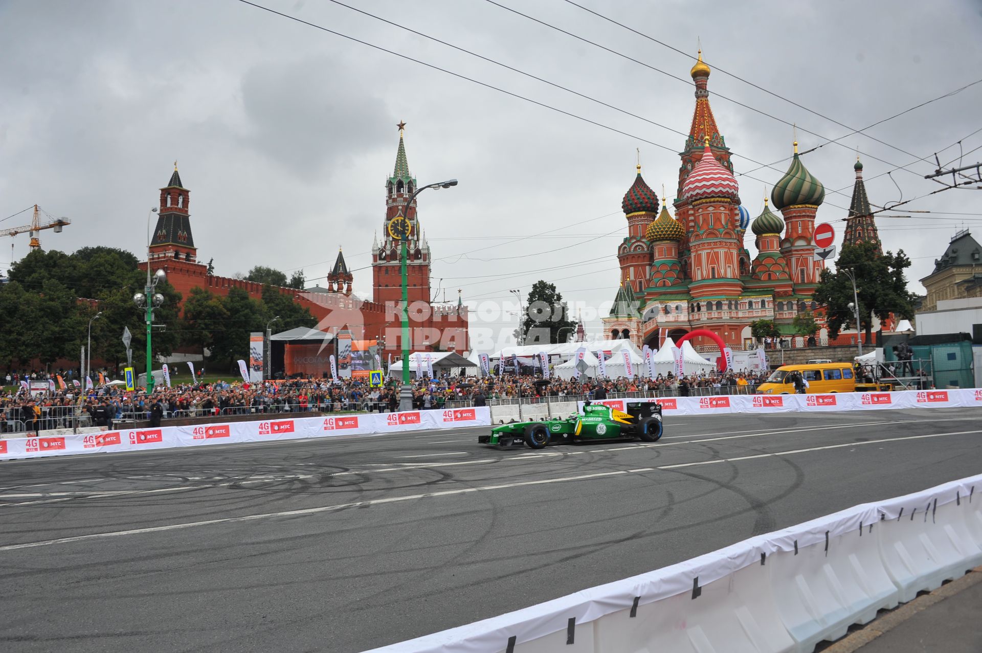 Автоспортивное шоу Moscow City Racing 2013. Гонки вокруг Кремля. На снимке: гонщик команды Caterham в классе `Формула 1` Хейкки Ковалайнен (Heikki Kovalainen).