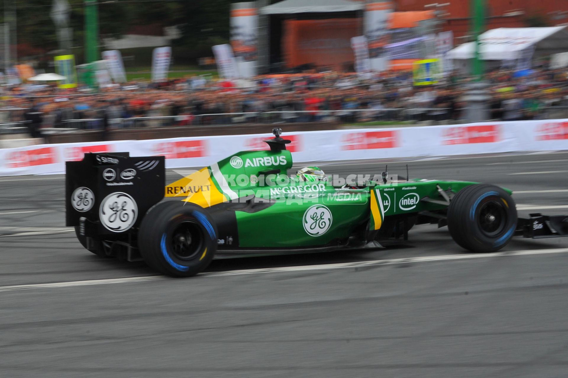 Автоспортивное шоу Moscow City Racing 2013. Гонки вокруг Кремля. На снимке: гонщик команды Caterham в классе `Формула 1` Хейкки Ковалайнен (Heikki Kovalainen).