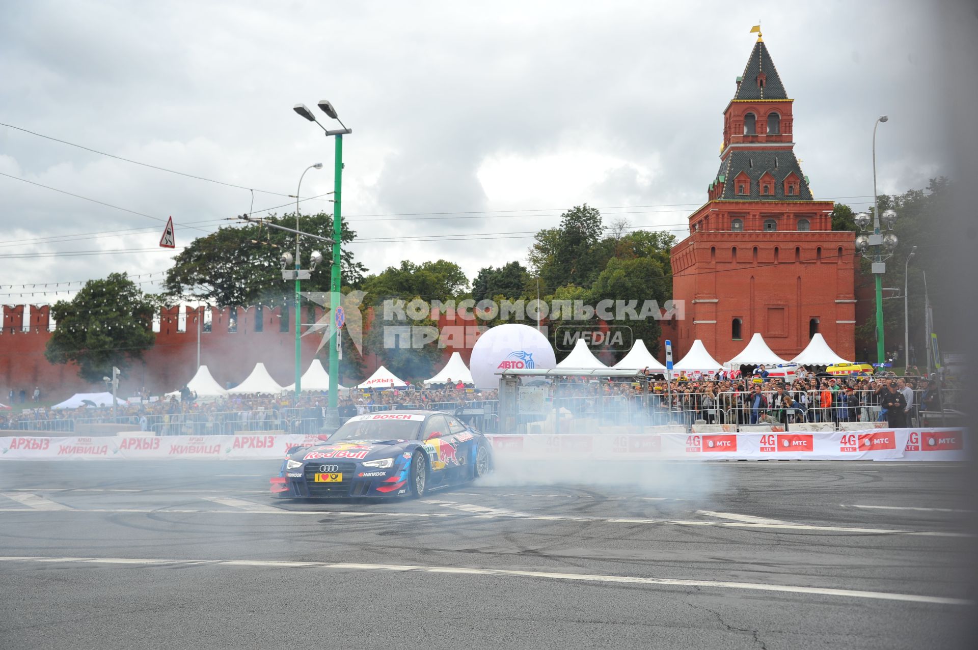 Автоспортивное шоу Moscow City Racing 2013. Гонки вокруг Кремля. На снимке: гоночный автомобиль.