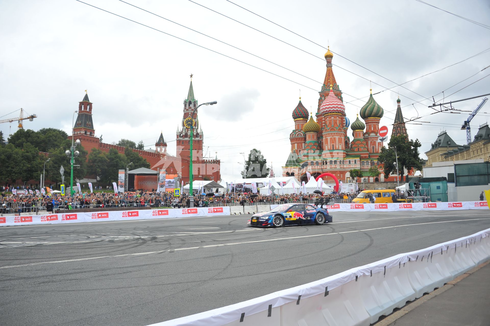 Автоспортивное шоу Moscow City Racing 2013. Гонки вокруг Кремля. На снимке: гоночный автомобиль.