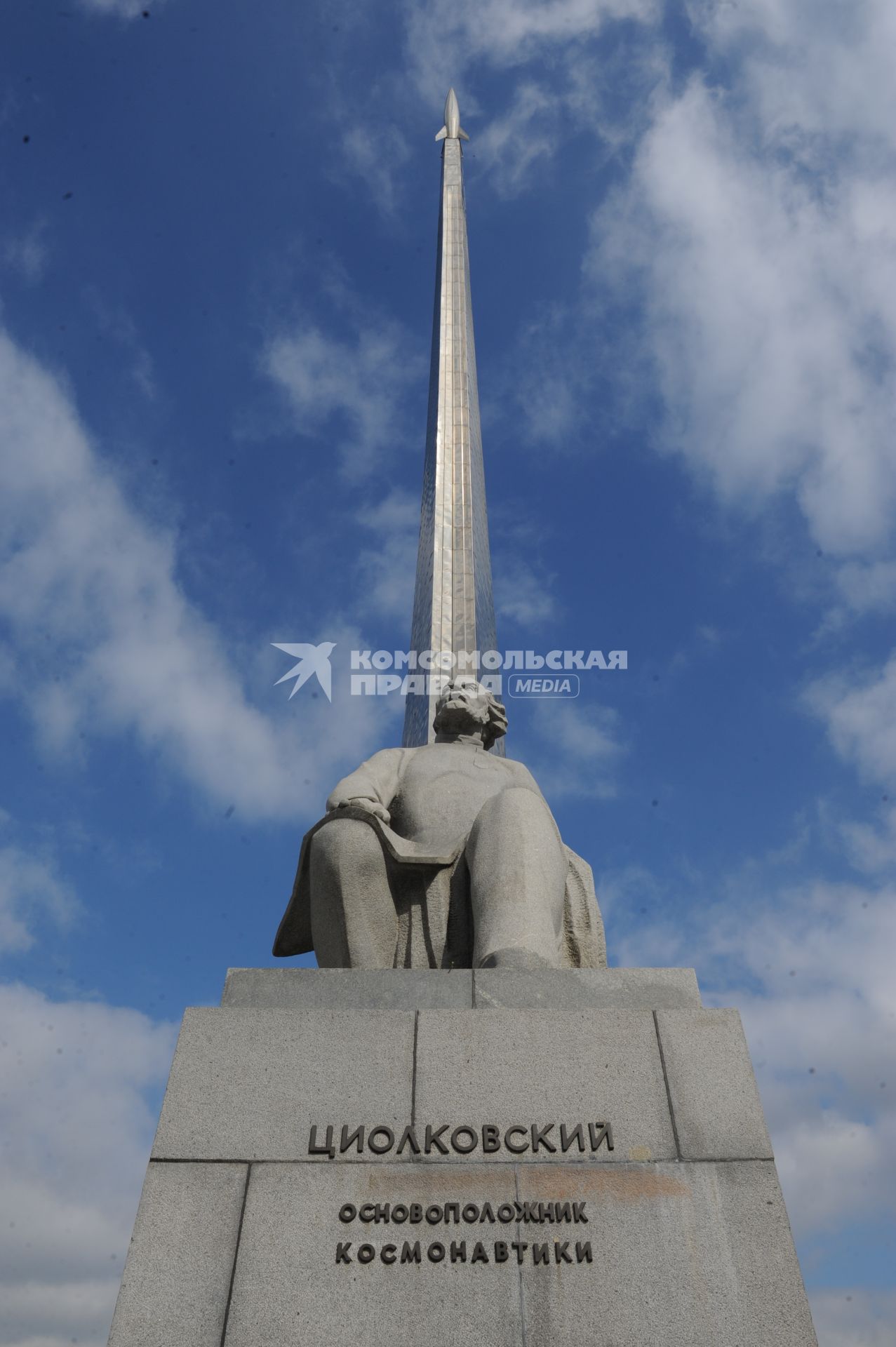 Виды Москвы. ВВЦ. Аллея Космонавтов. На снимке: памятник К. Э. Циолковскому и монумент `Покорителям космоса`.