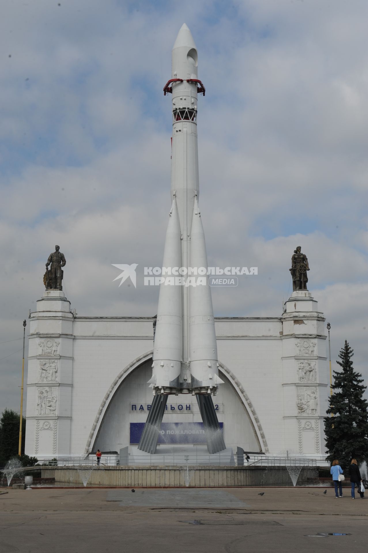 Виды Москвы. ВВЦ. На снимке: ракета `Восток`.