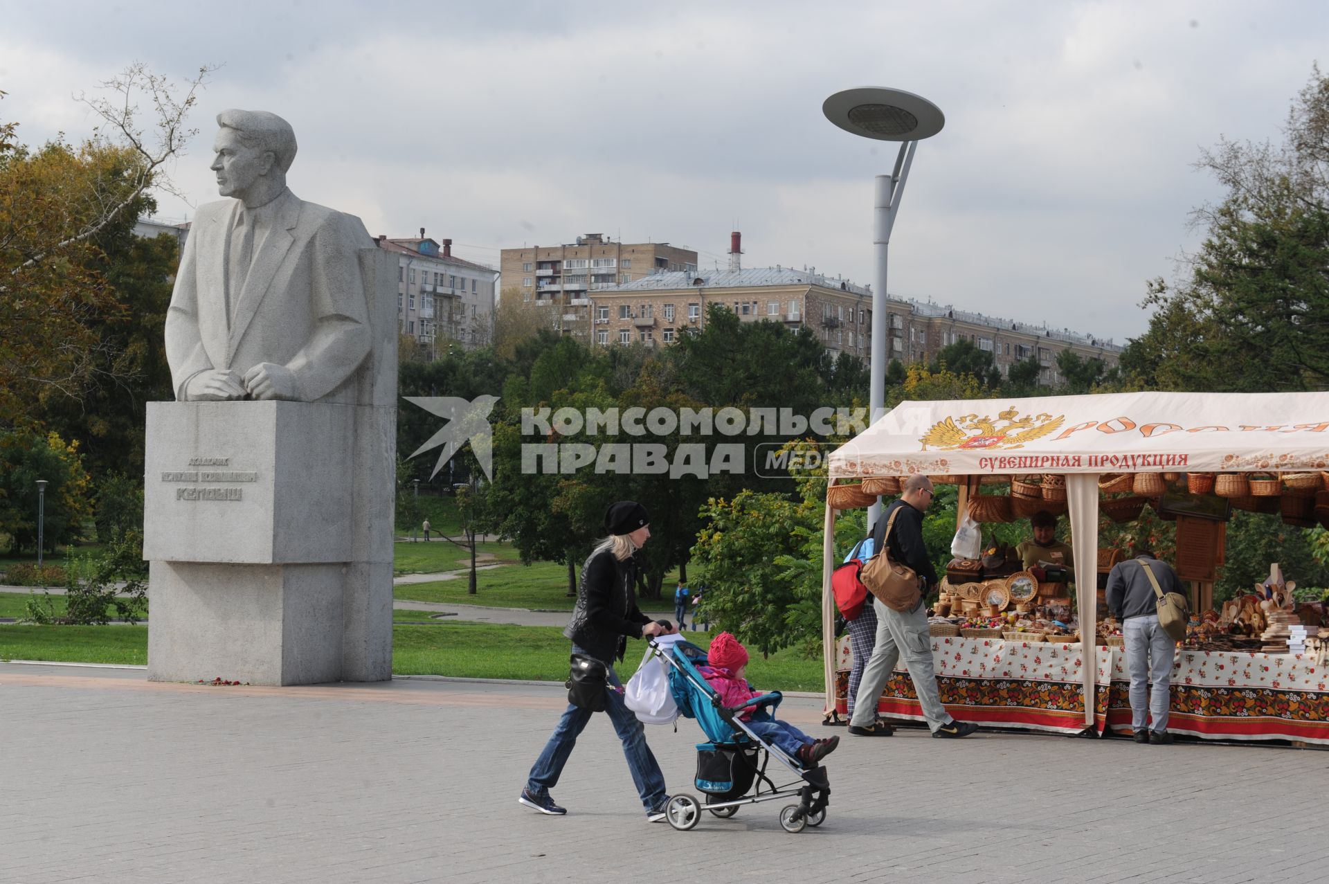 Виды Москвы. ВВЦ. Аллея Космонавтов. На снимке: памятник Мстиславу Келдышу.