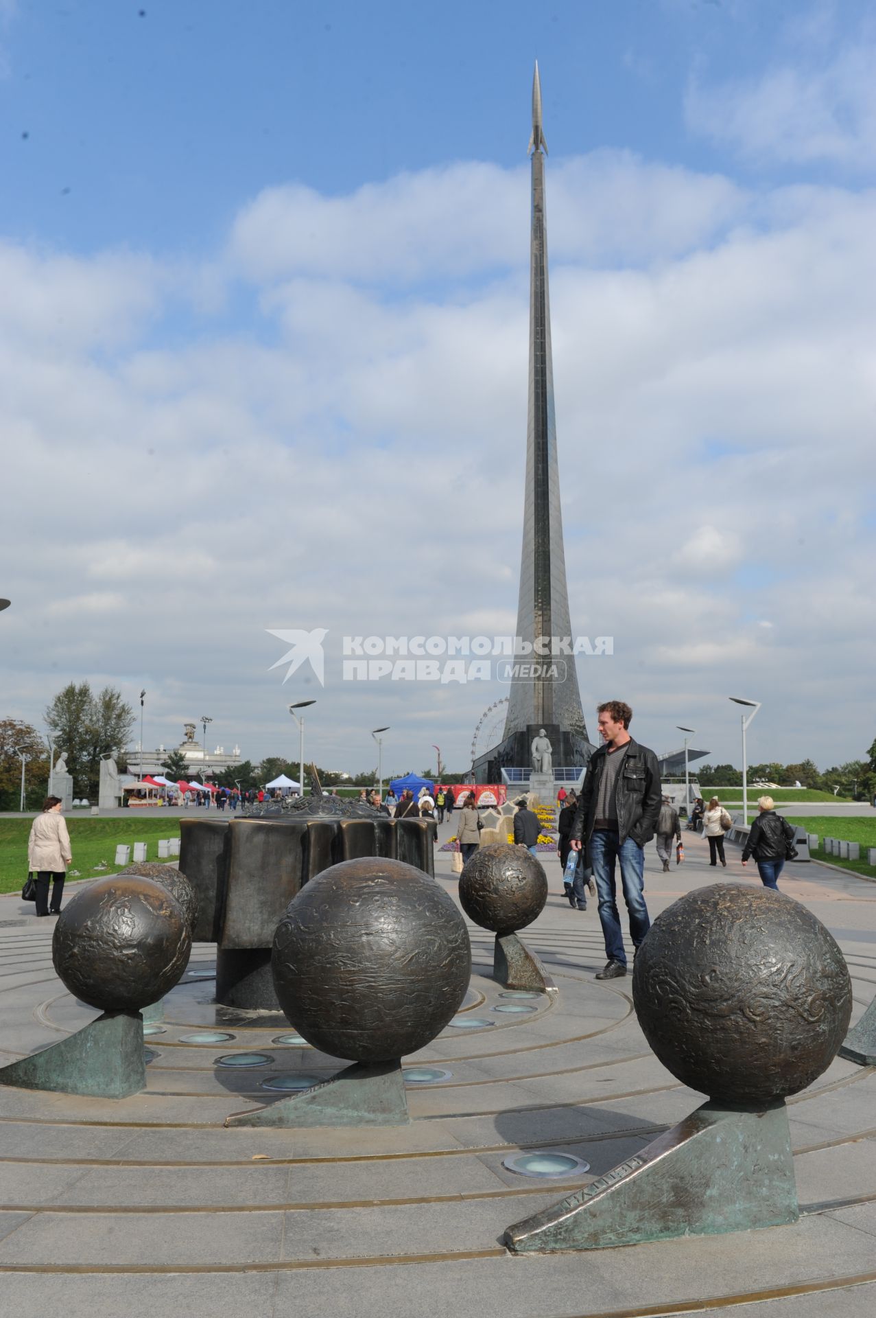 Виды Москвы. ВВЦ. Аллея Космонавтов. На снимке: монумент `Покорителям космоса`.