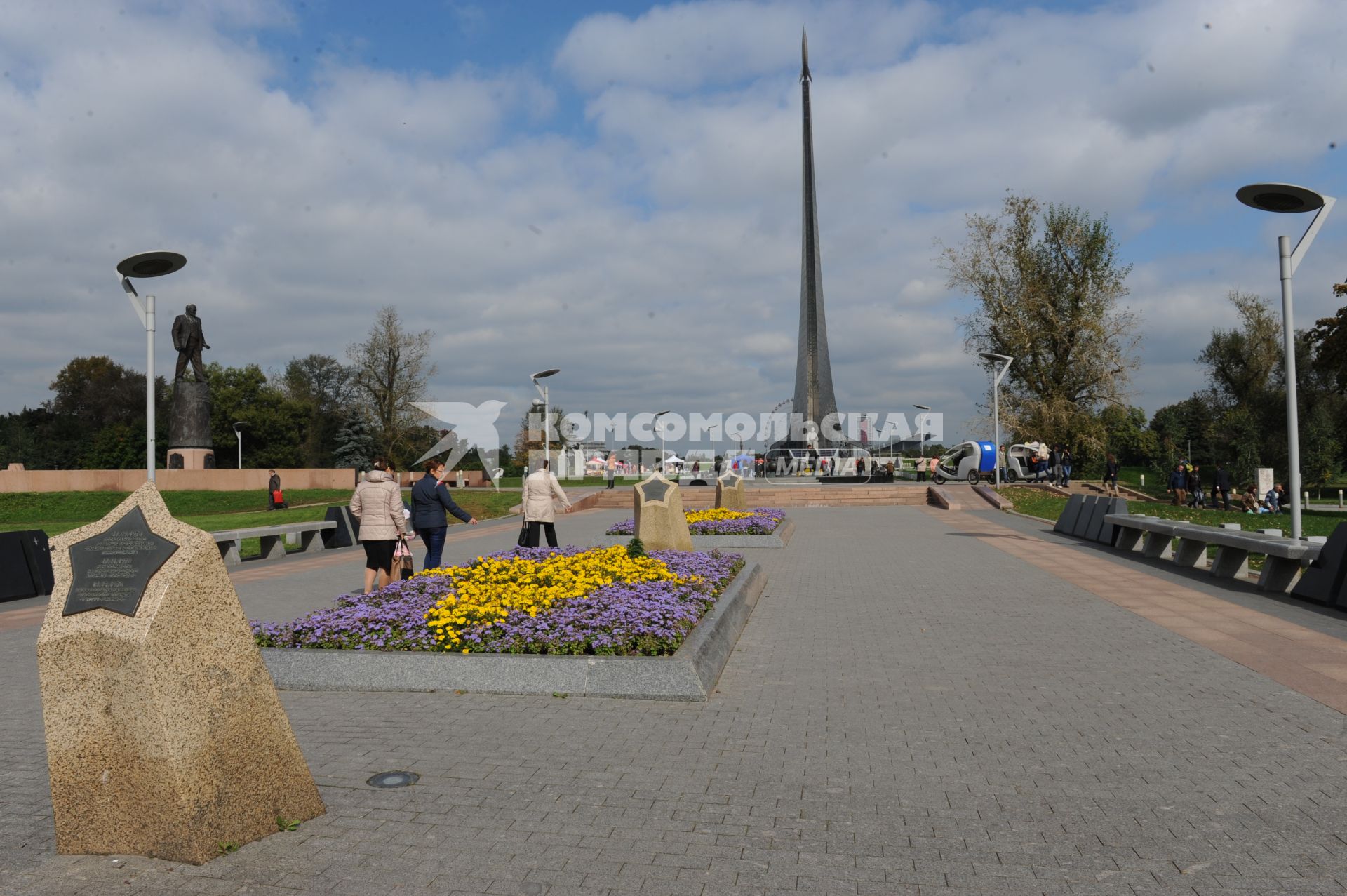 Виды Москвы. ВВЦ. Аллея Космонавтов. На снимке: монумент `Покорителям космоса`.