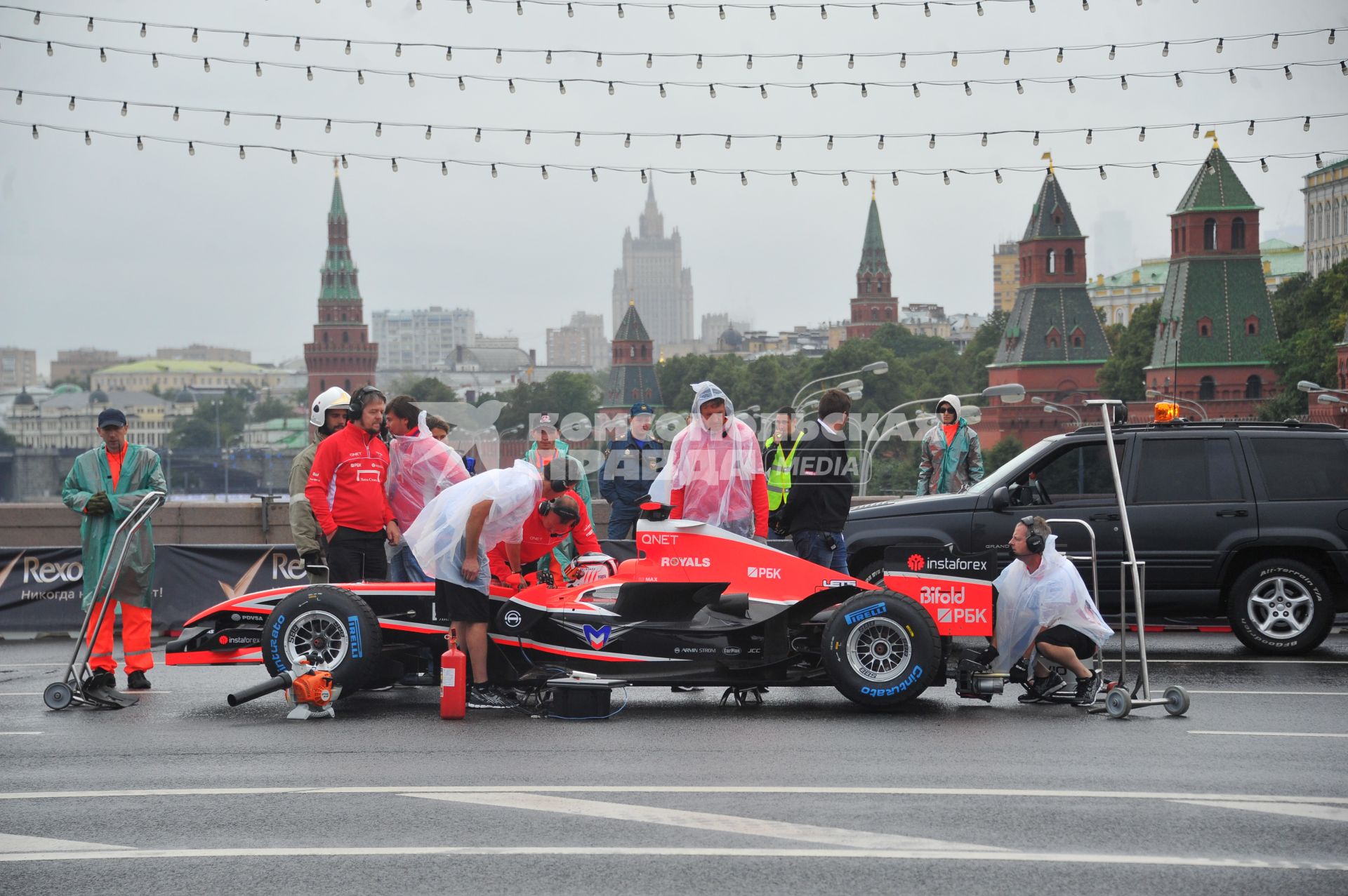 Автоспортивное шоу Moscow City Racing 2013. Гонки вокруг Кремля. На снимке: техобслуживание гоночного болида команды `Маруся` (Marussia F1 Team)