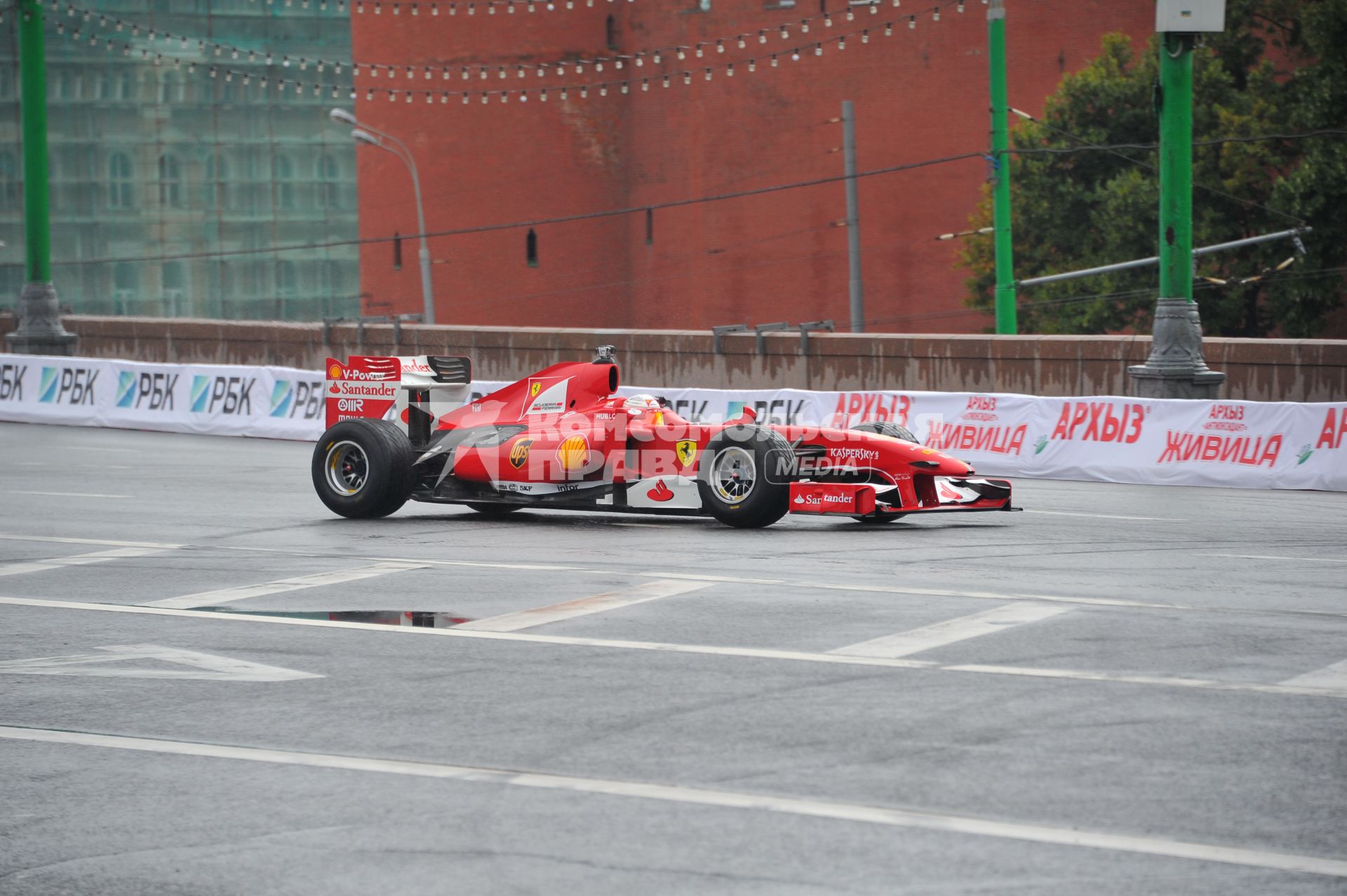 Автоспортивное шоу Moscow City Racing 2013. Гонки вокруг Кремля. На снимке: гоночный автомобиль.