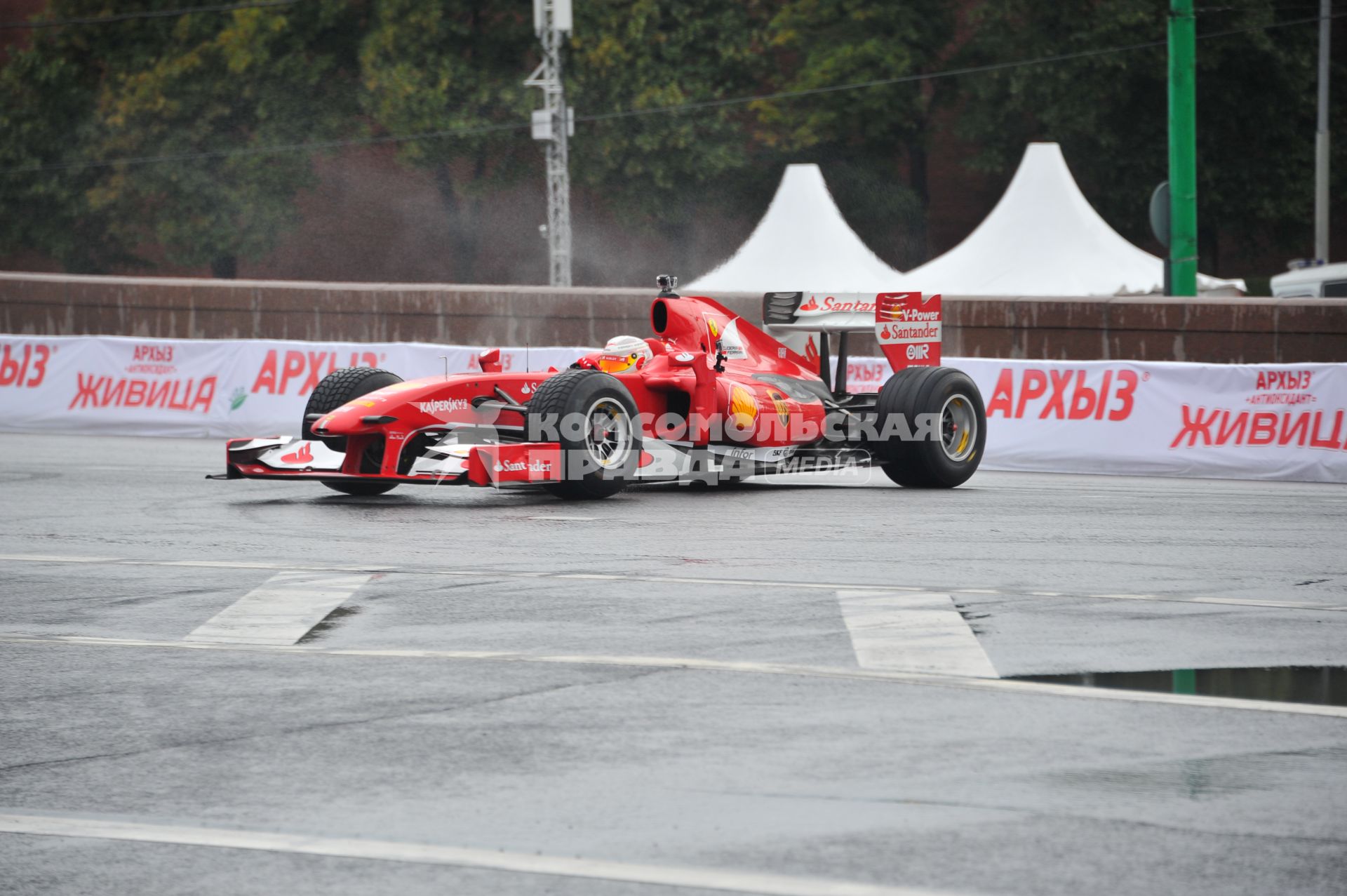 Автоспортивное шоу Moscow City Racing 2013. Гонки вокруг Кремля. На снимке: гоночный автомобиль.