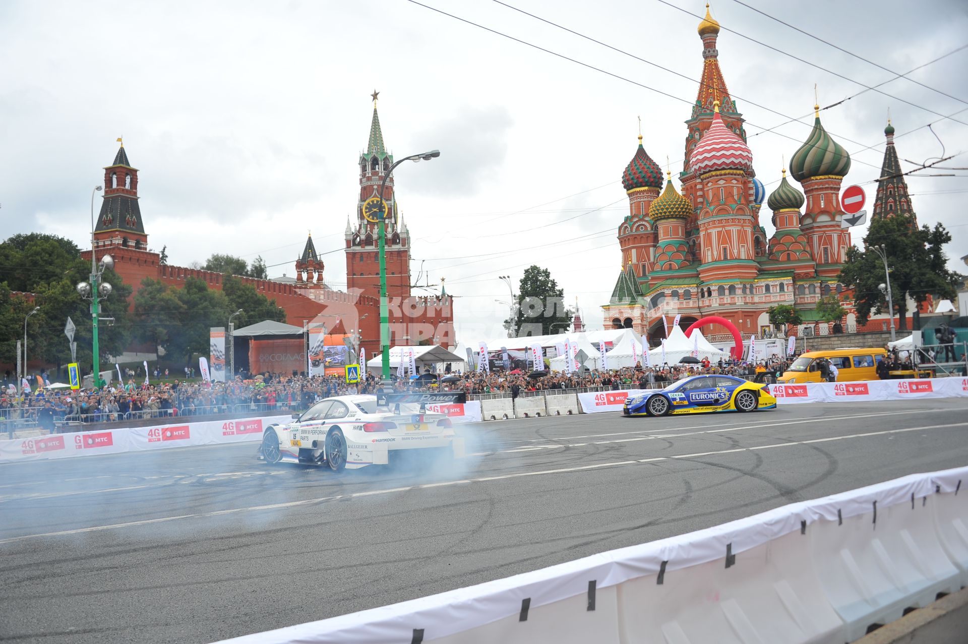 Автоспортивное шоу Moscow City Racing 2013. Гонки вокруг Кремля. На снимке:  автомобили участник шоу во время гонок.