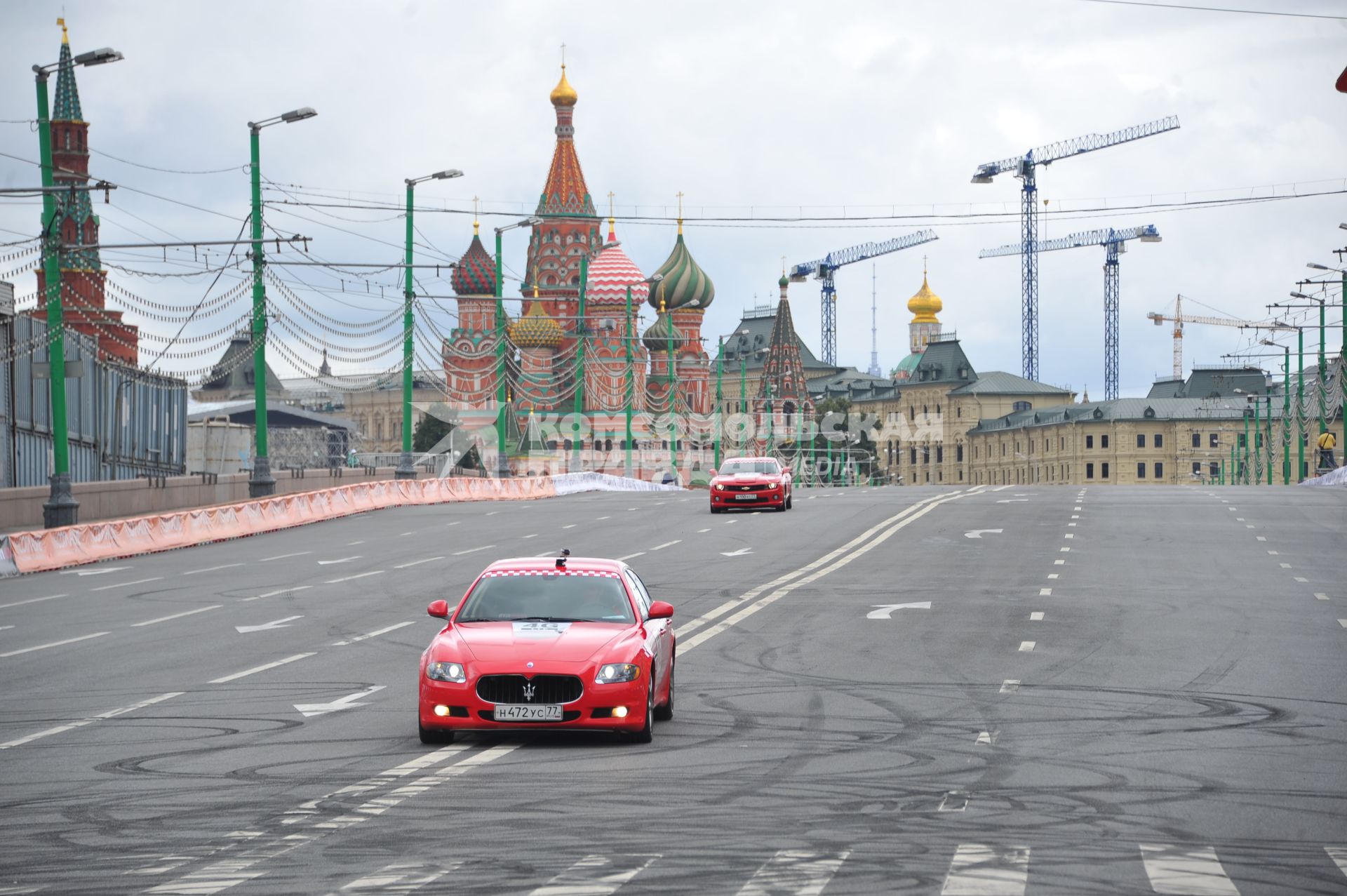 Автоспортивное шоу Moscow City Racing 2013. Гонки вокруг Кремля. На снимке:  автомобили участник шоу во время гонок.