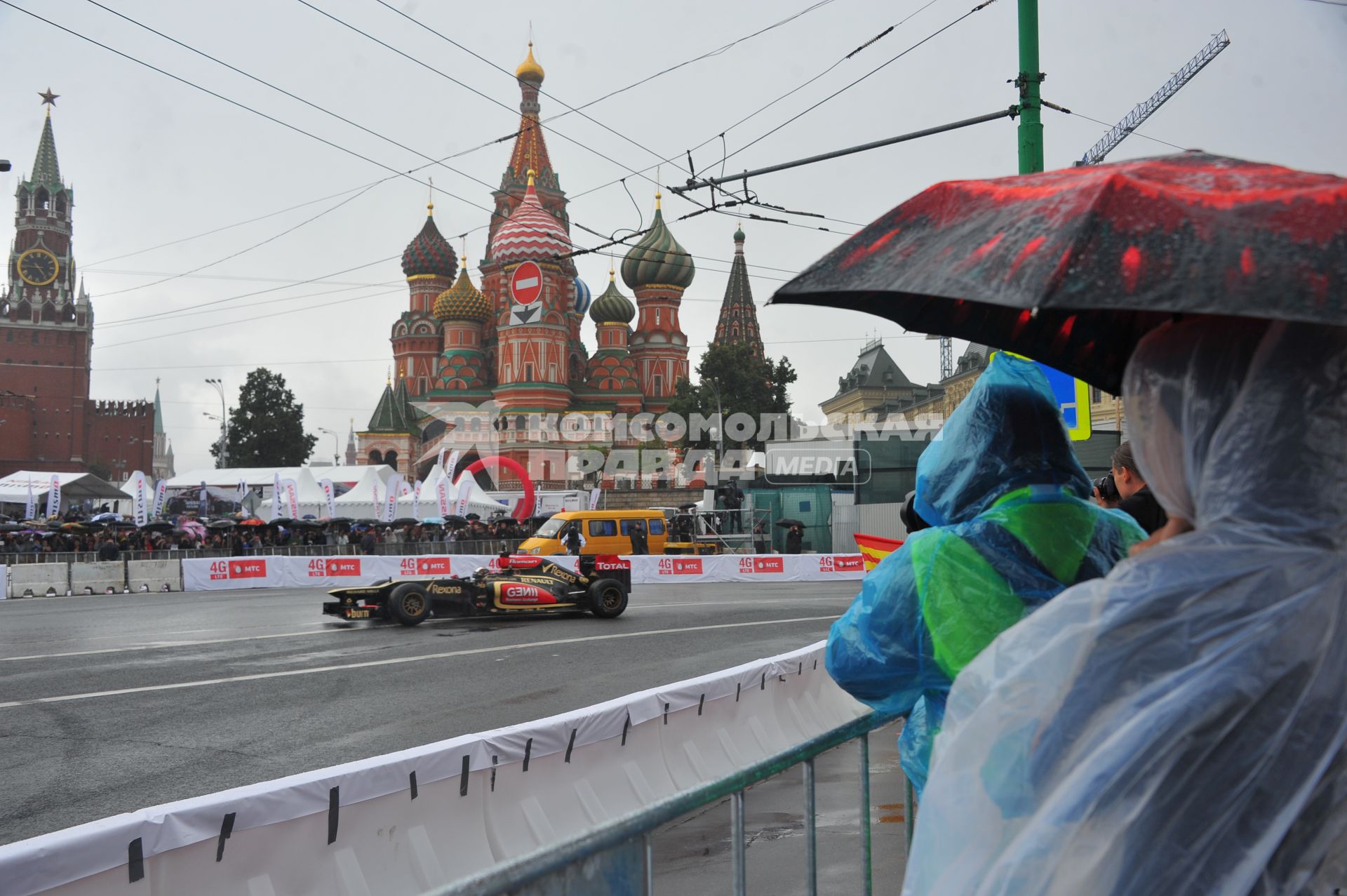 Автоспортивное шоу Moscow City Racing 2013. Гонки вокруг Кремля. На снимке: гоночный автомобиль.