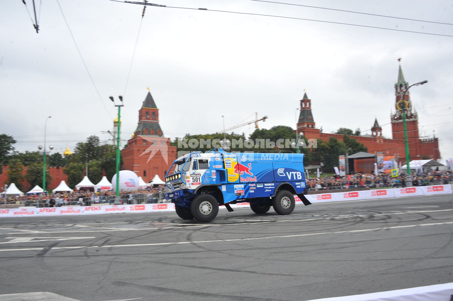 Автоспортивное шоу Moscow City Racing 2013. Гонки вокруг Кремля. На снимке: гоночный грузовик.