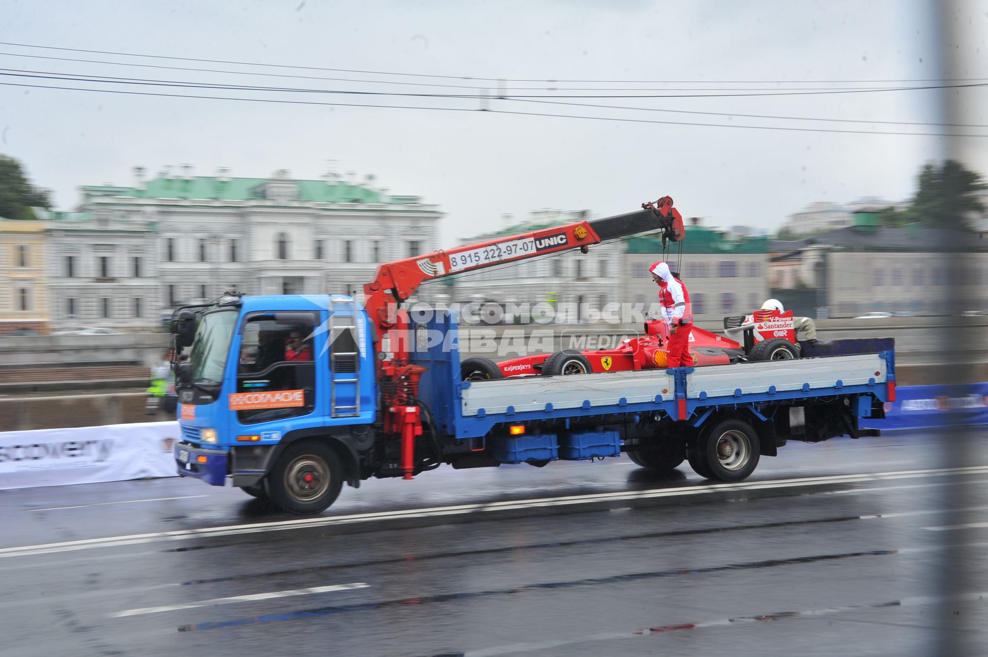 Автоспортивное шоу Moscow City Racing 2013. Гонки вокруг Кремля. На снимке: гоночный болид на эвакуаторе.