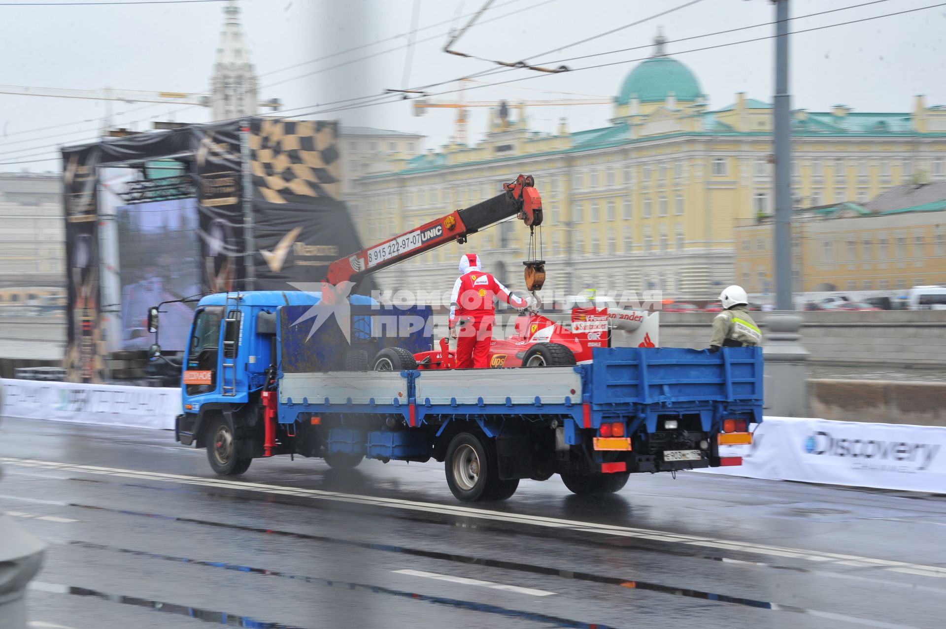 Автоспортивное шоу Moscow City Racing 2013. Гонки вокруг Кремля. На снимке: гоночный болид на эвакуаторе.