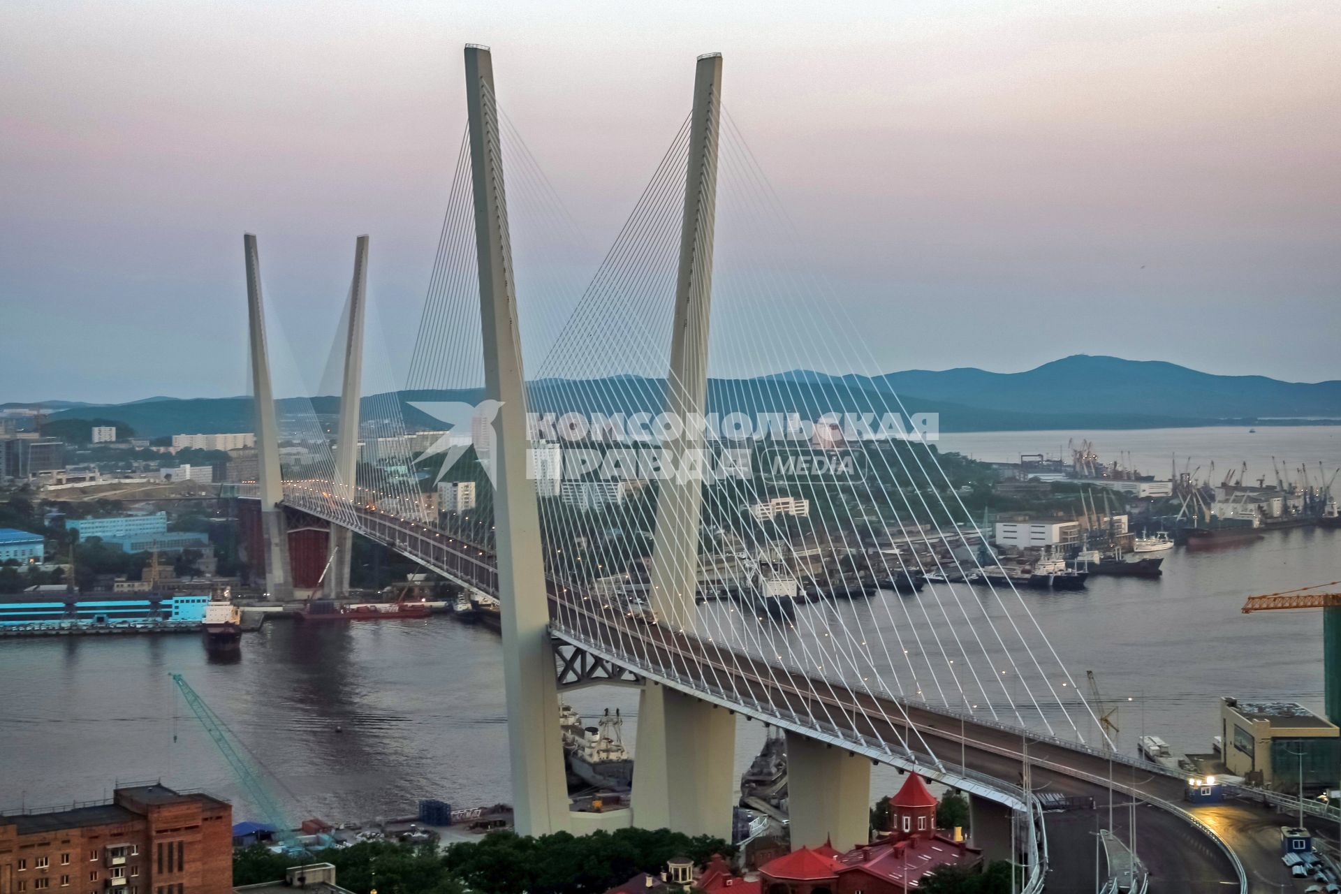 «олотой мост Ч вантовый мост через бухту «олотой –ог во ¬ладивостоке.