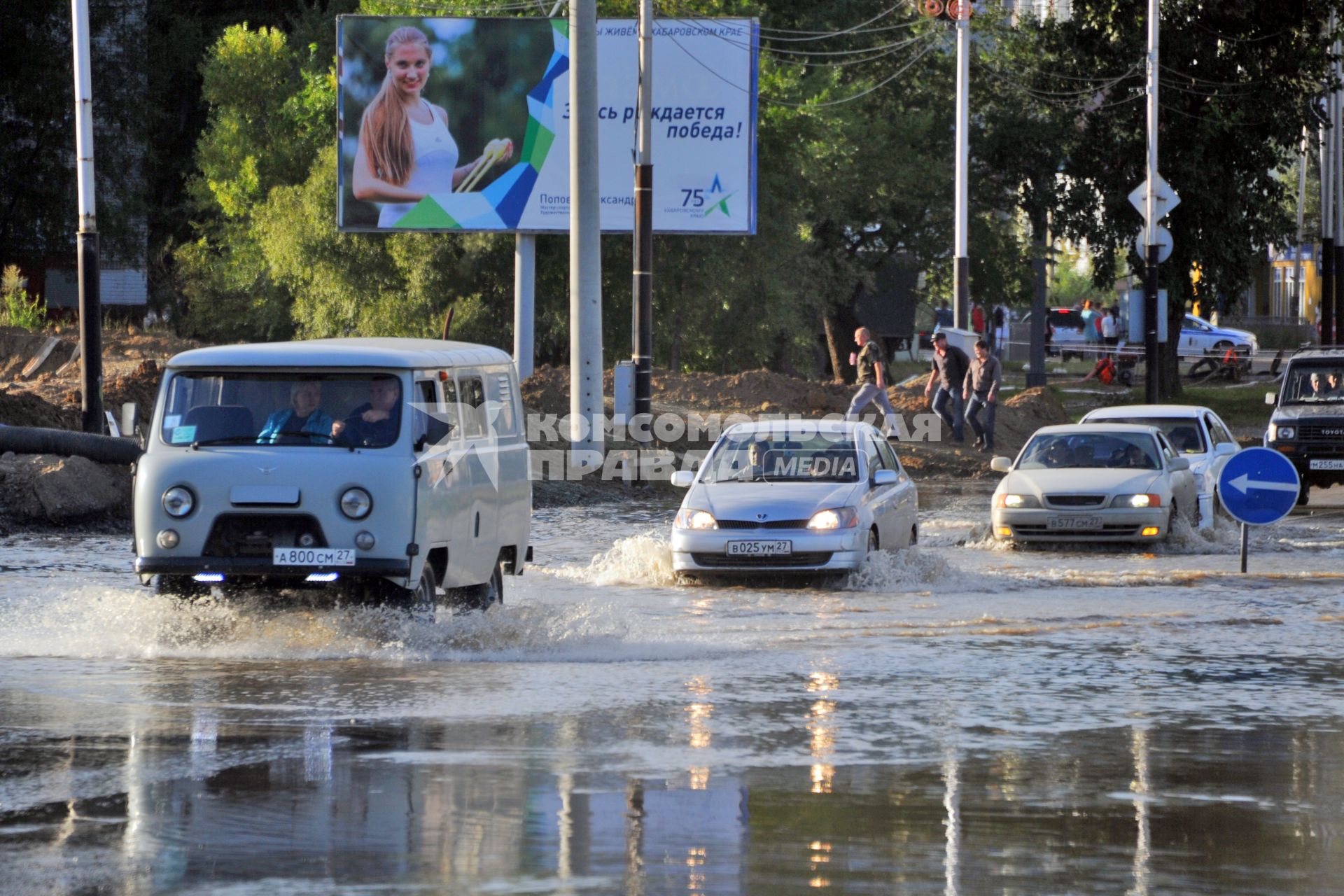 Наводнение в Приамурье. Остров Змеиный. На снимке: автомобили едут в воде.