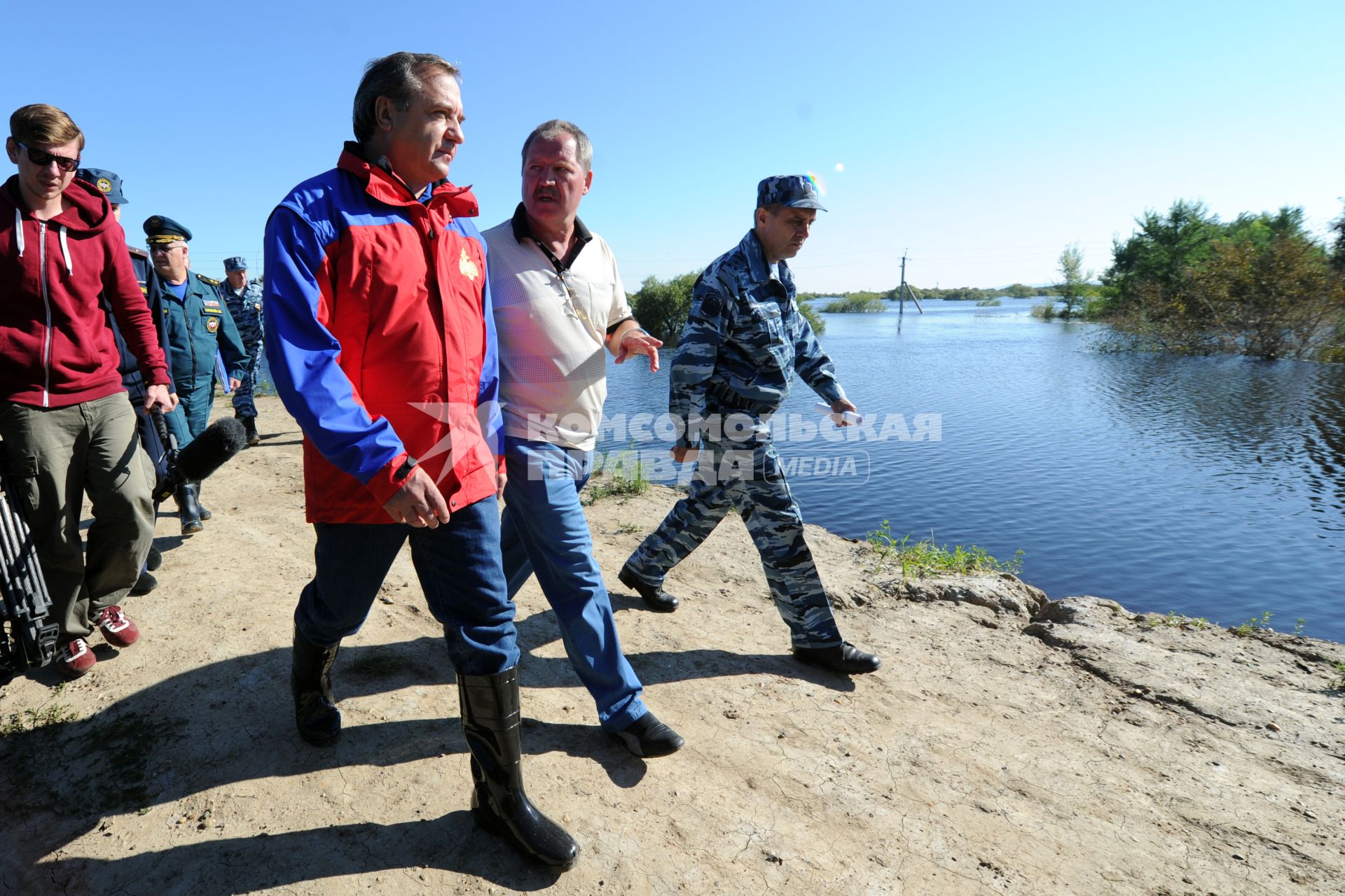 Наводнение в Приамурье. Еврейская автономная область. Село Ленинское. На снимке: главай МЧС РФ Владимир Пучков (в центре).