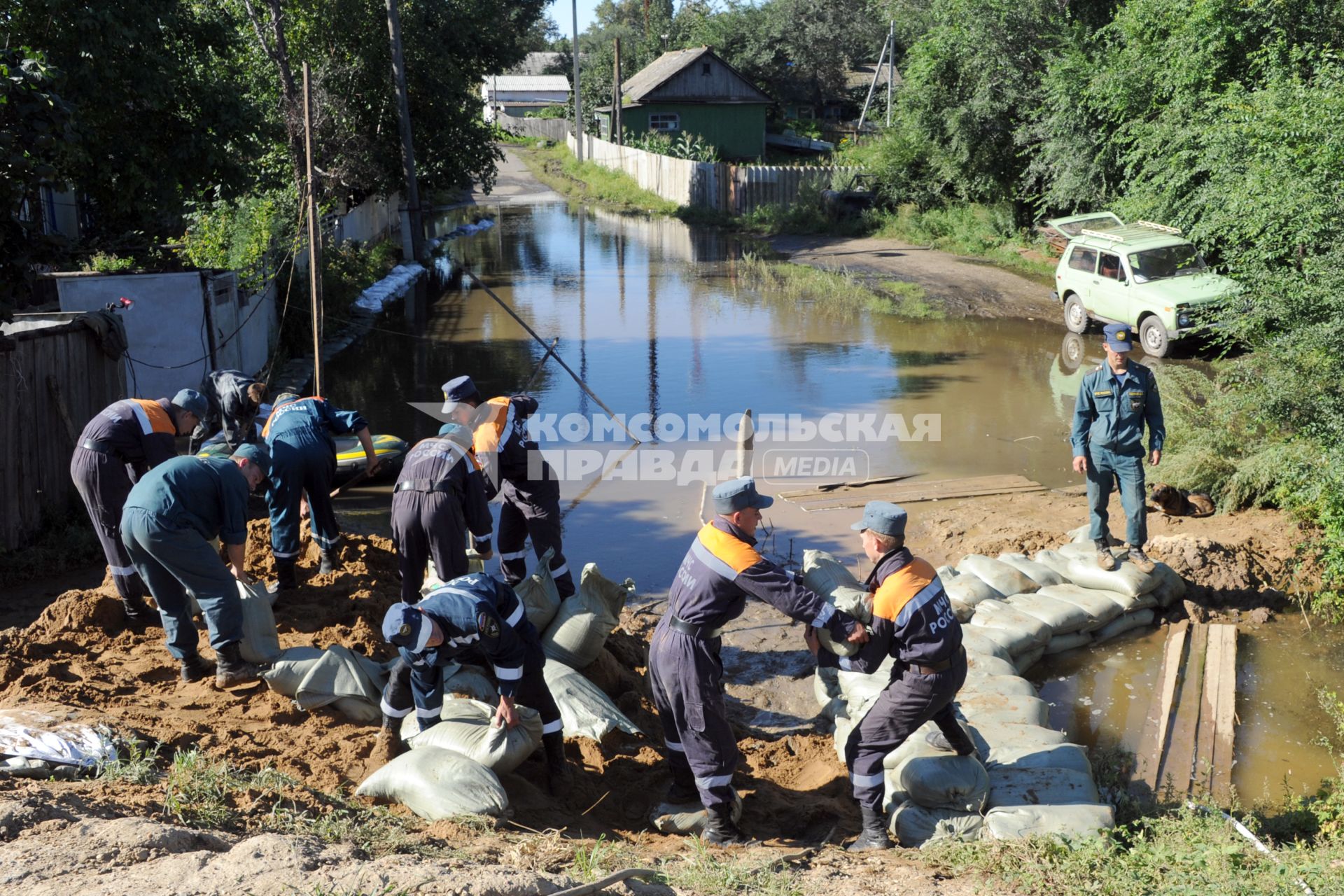 Наводнение в Приамурье. Еврейская автономная область. Село Ленинское. На снимке: спасатели МЧС строят дамбу из мешков с песком.