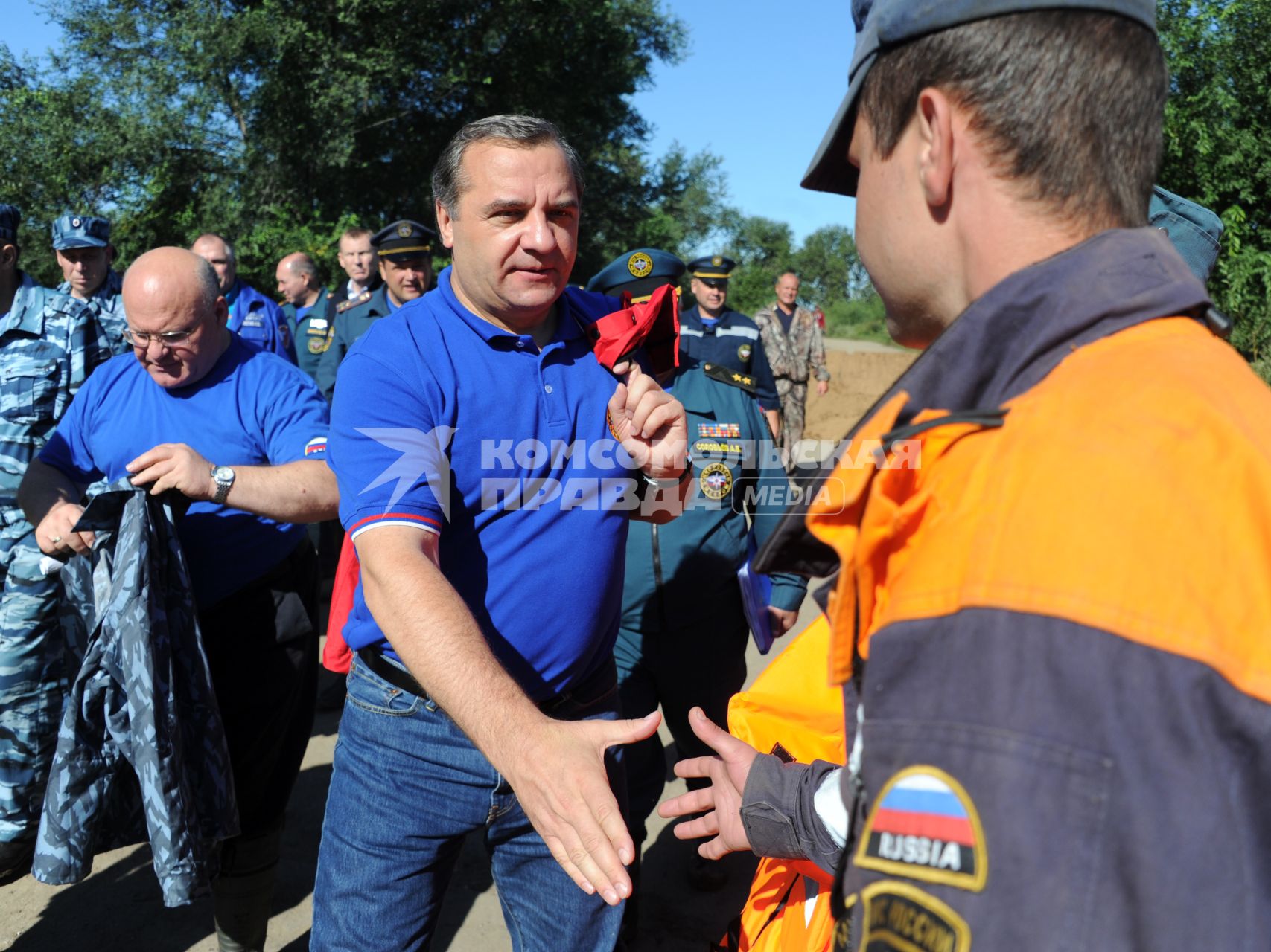 Наводнение в Приамурье. Еврейская автономная область. Село Ленинское. На снимке: глава МЧС РФ Владимир Пучков приветствует спасателей.