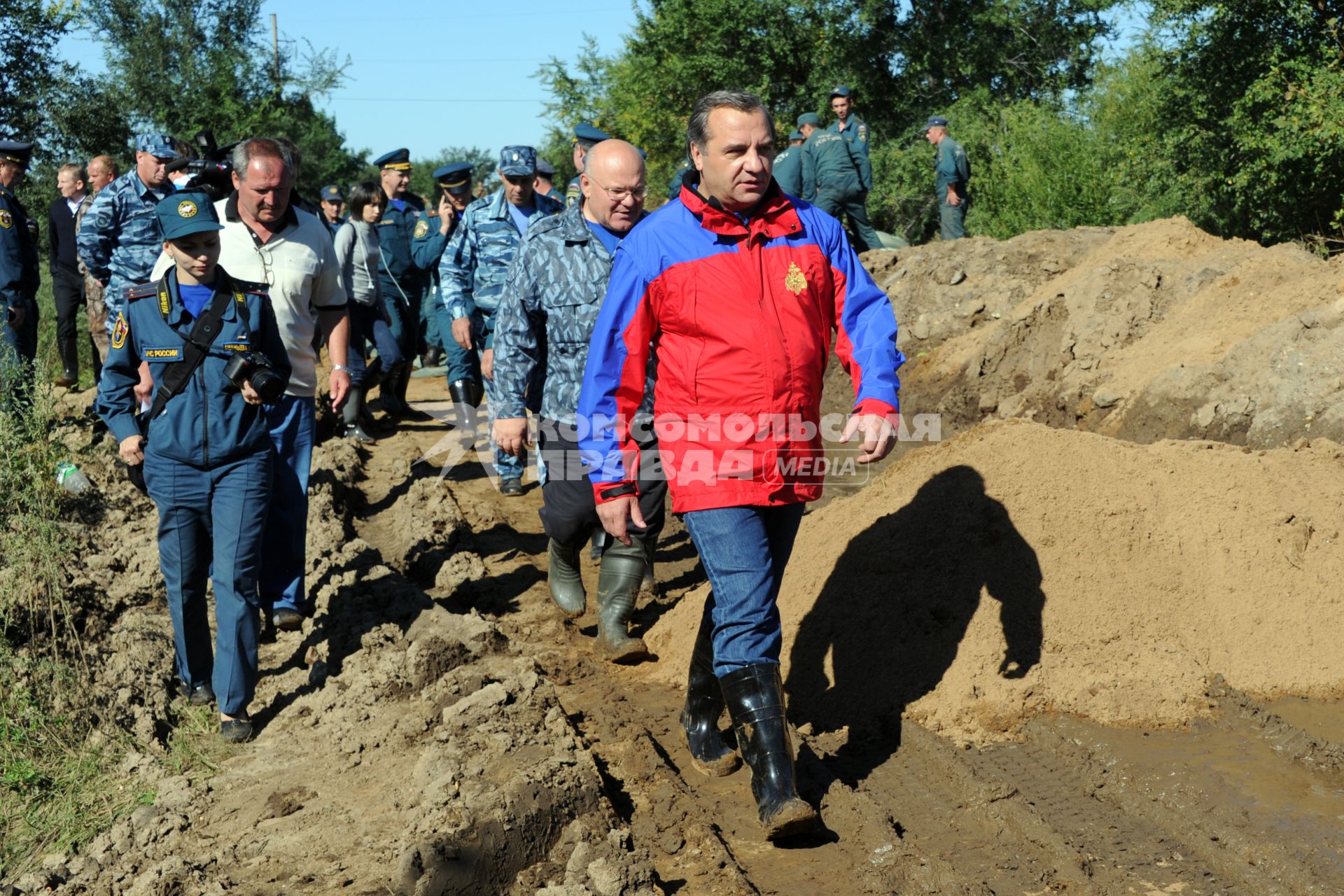 Наводнение в Приамурье. Еврейская автономная область. Село Ленинское. На снимке: глава МЧС РФ Владимир Пучков.