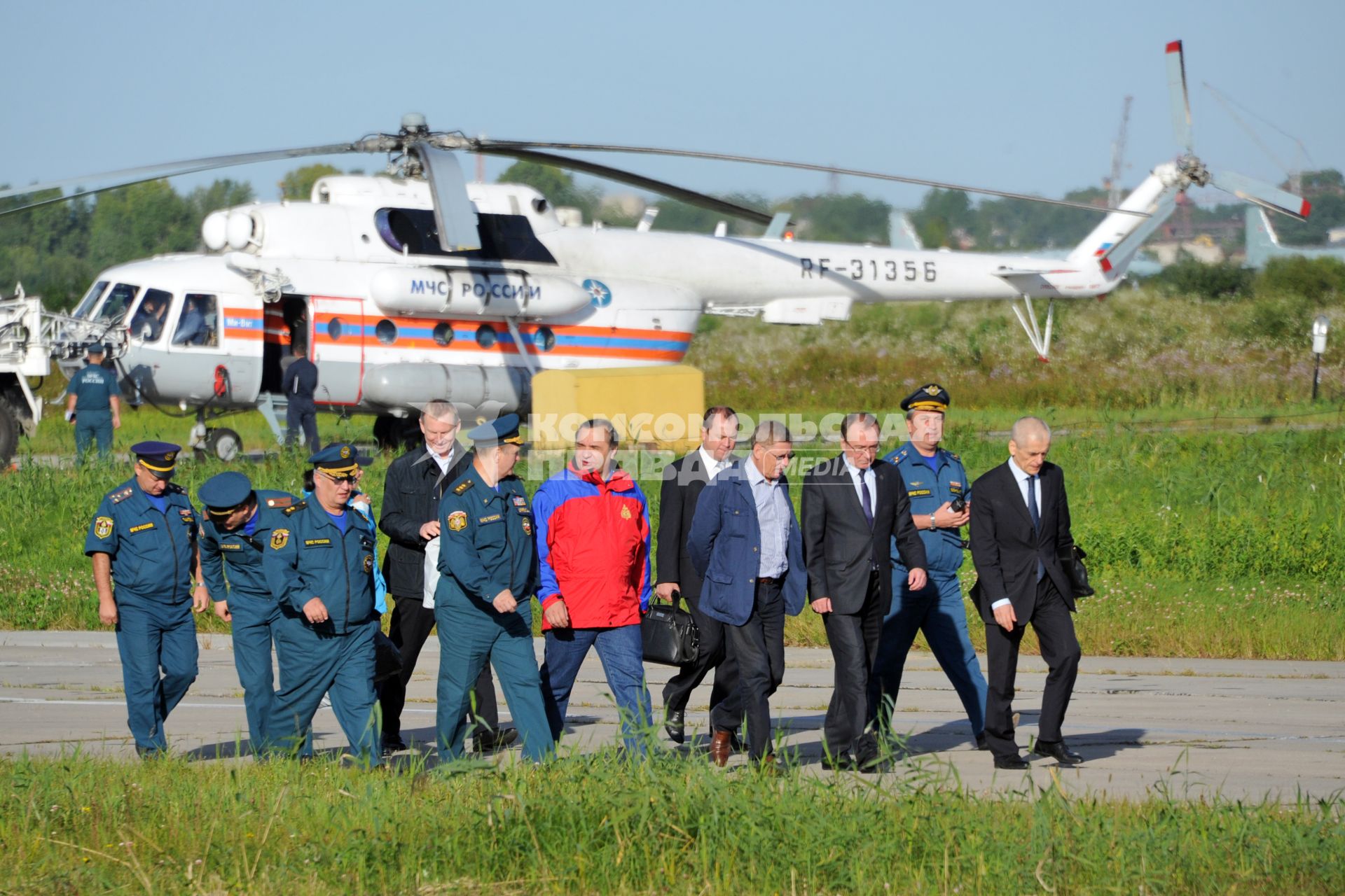 Визит В.Пучкова в Хабаровский край. На снимке: глава МЧС РФ Владимир Пучков (в центре), главный редактор, генеральный директор ИД `Комсомольская правда` Владимир Сунгоркин (четвертый справа) и главный санитарный врач РФ Геннадий Онищенко (справа).