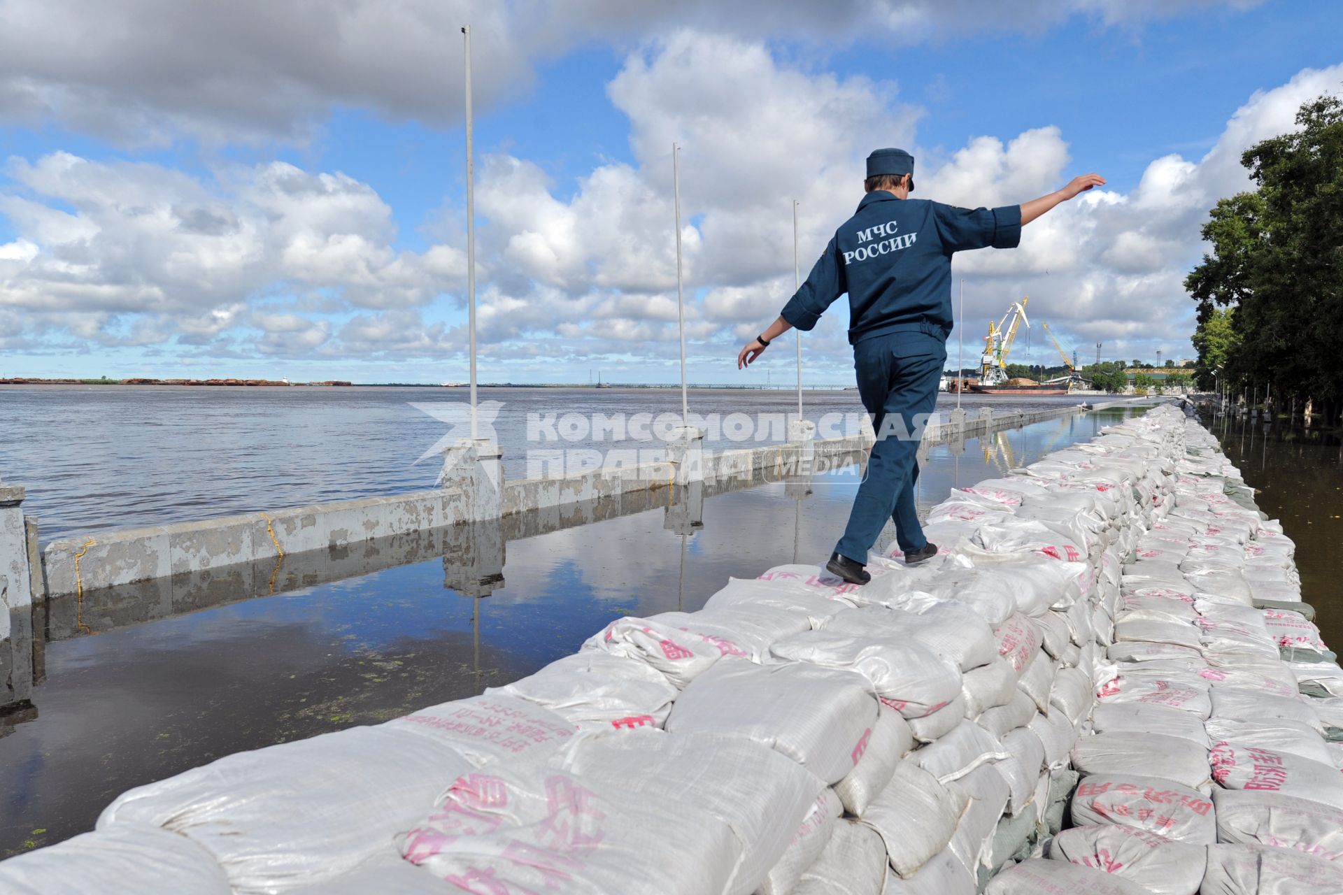 Наводнение в Приамурье.  Хабаровск. На снимке: дамбы из мешков с песком.