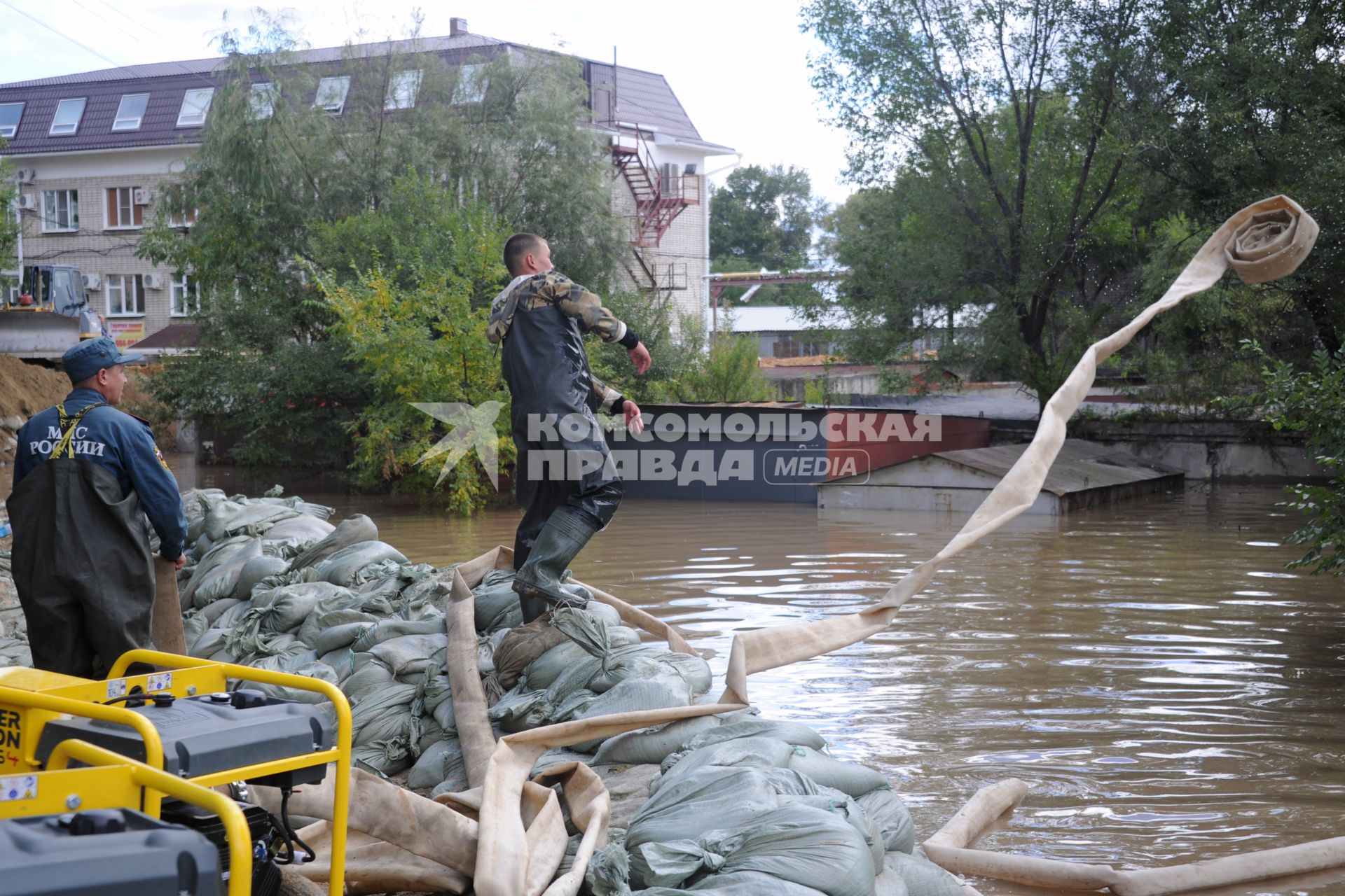 Наводнение в Приамурье.  Хабаровск. На снимке: спасатель кидает пожарный рукав.